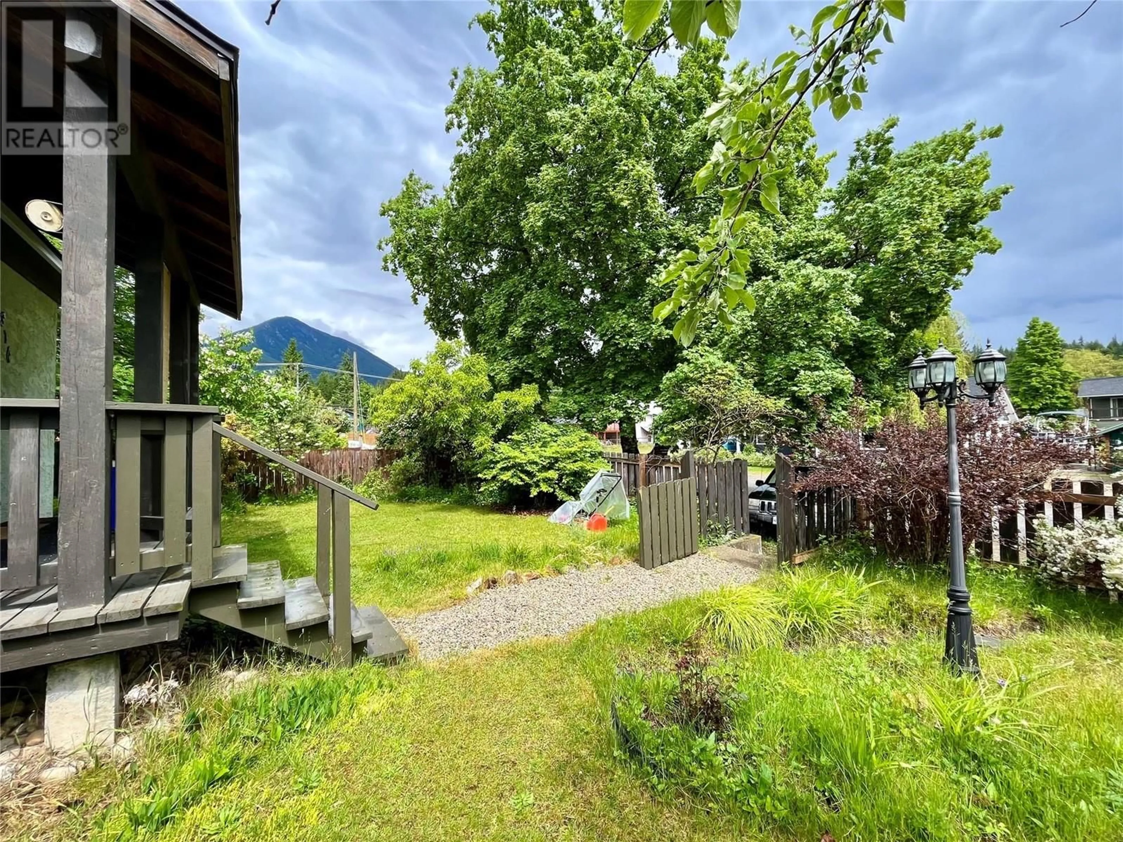 A pic from outside/outdoor area/front of a property/back of a property/a pic from drone, mountain view for 310 4TH AVENUE NORTHWEST, Nakusp British Columbia V0G1R0