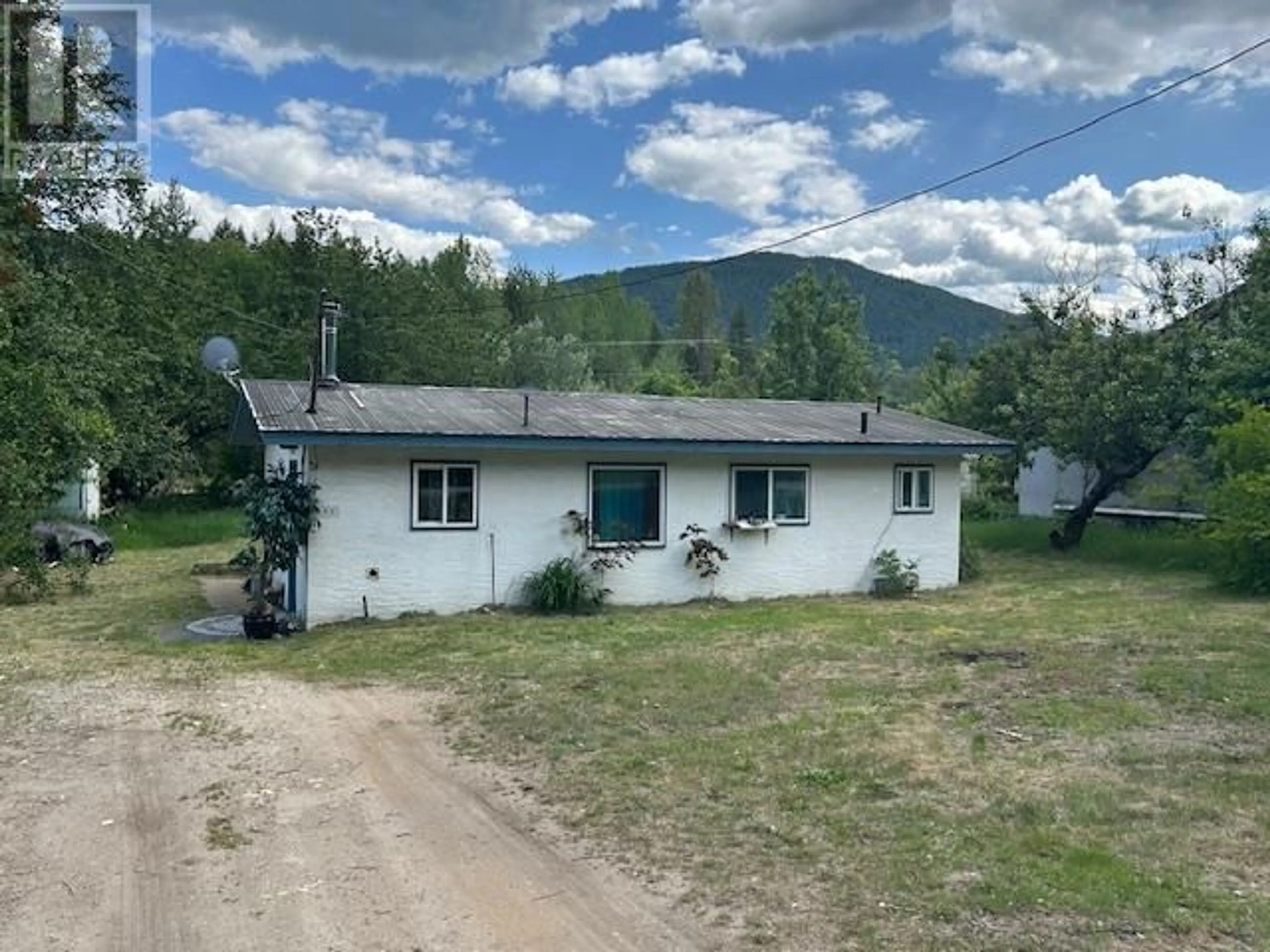 A pic from outside/outdoor area/front of a property/back of a property/a pic from drone, mountain view for 505 201ST AVENUE, Castlegar British Columbia V1N3P7