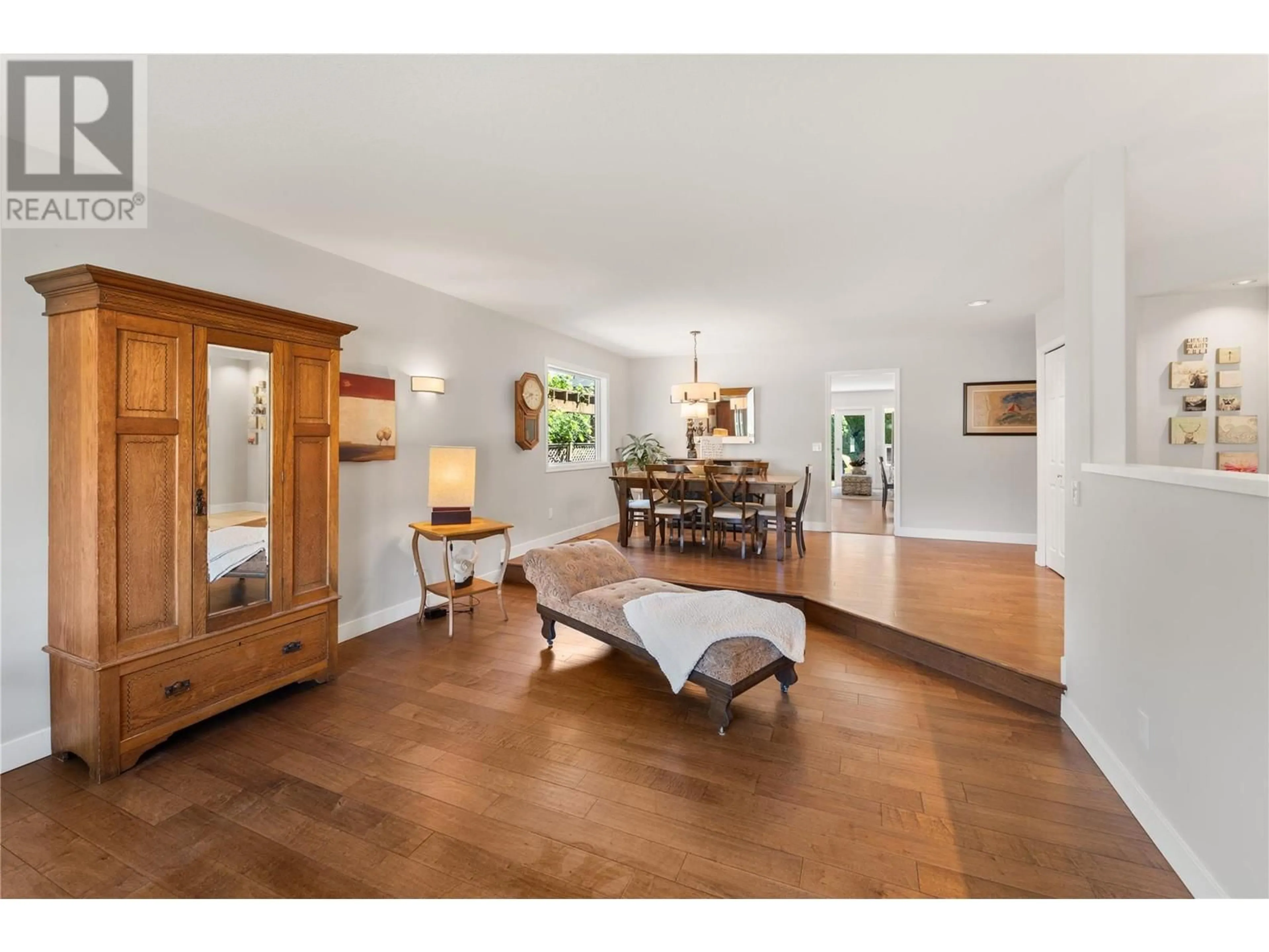 Indoor foyer for 3541 ATHALMER ROAD, Kelowna British Columbia V1W3Y5