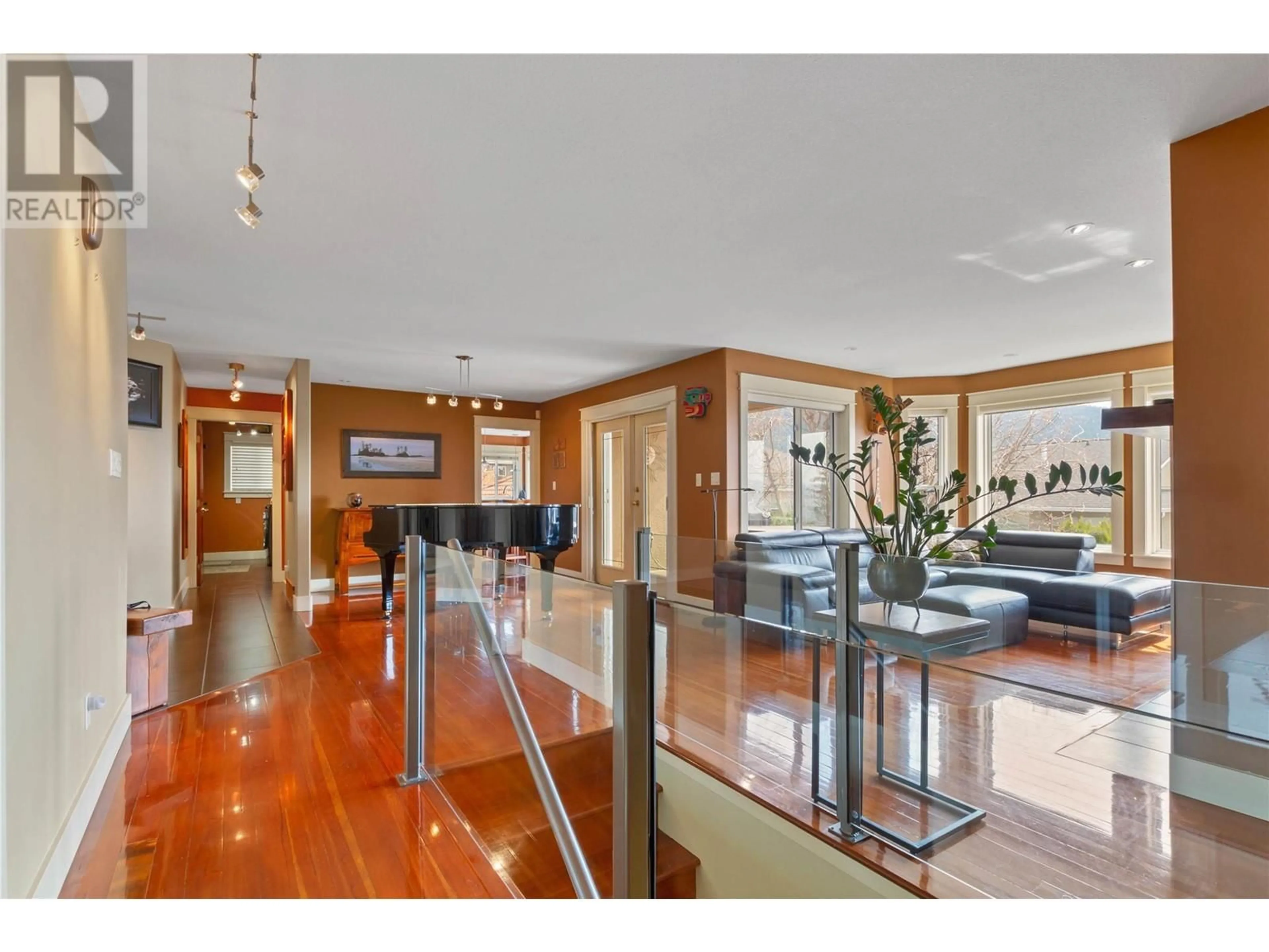 Indoor foyer for 335 MARMOT COURT, Vernon British Columbia V1B2W8