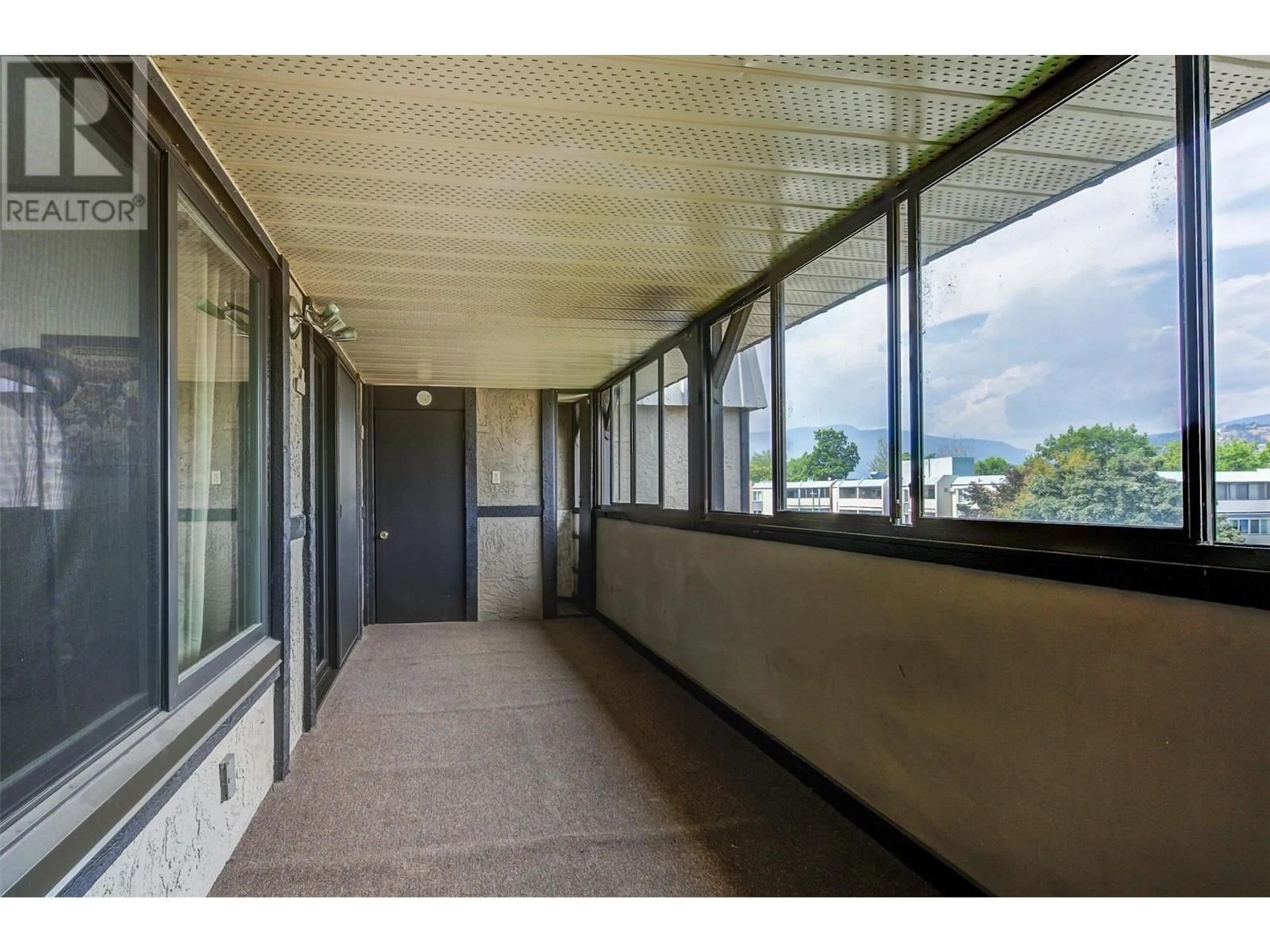 Indoor foyer for 333 - 1665 UFTON COURT, Kelowna British Columbia V1Y8G7