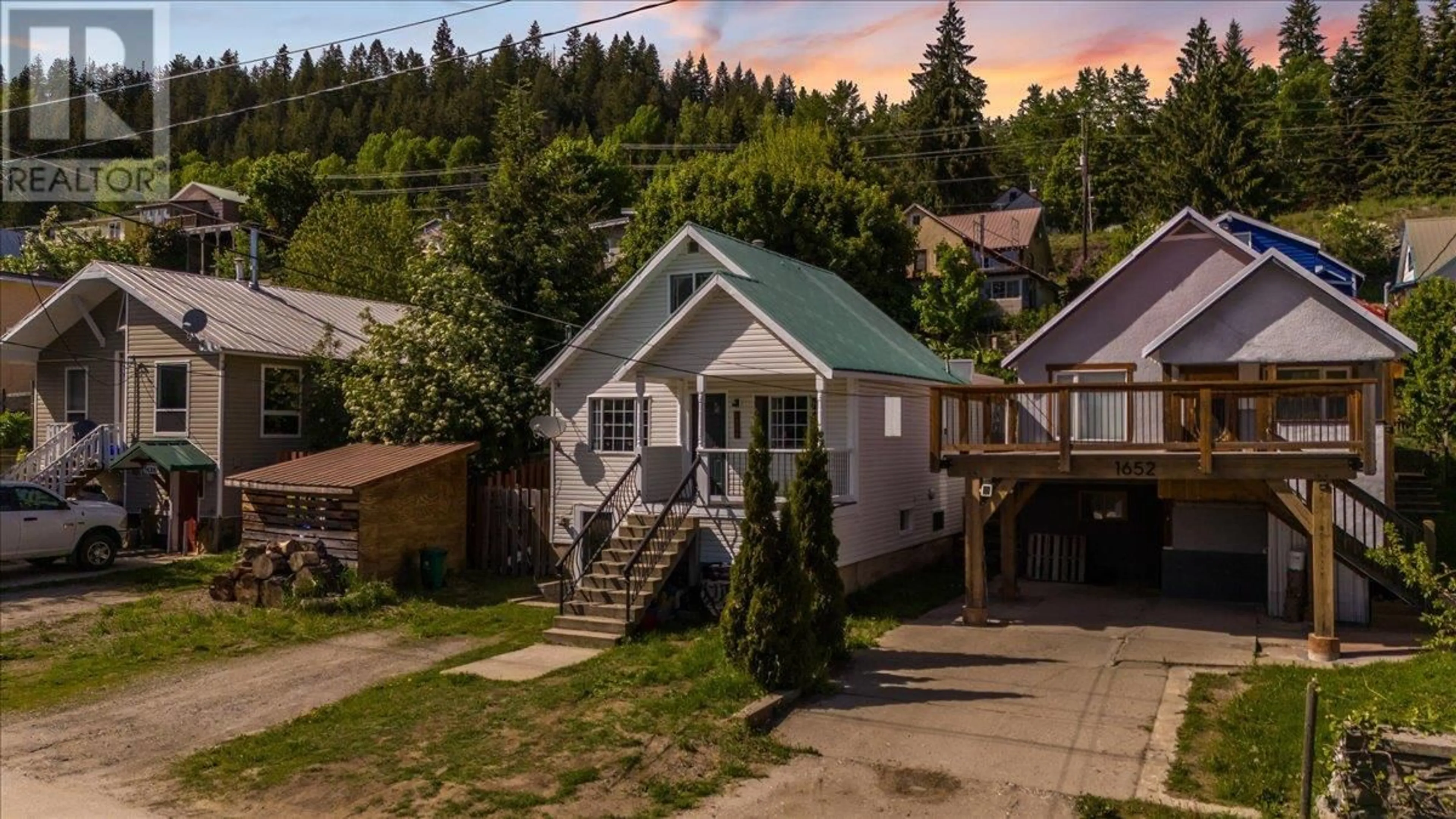 A pic from outside/outdoor area/front of a property/back of a property/a pic from drone, mountain view for 1644 LEROI AVENUE, Rossland British Columbia V0G1Y0