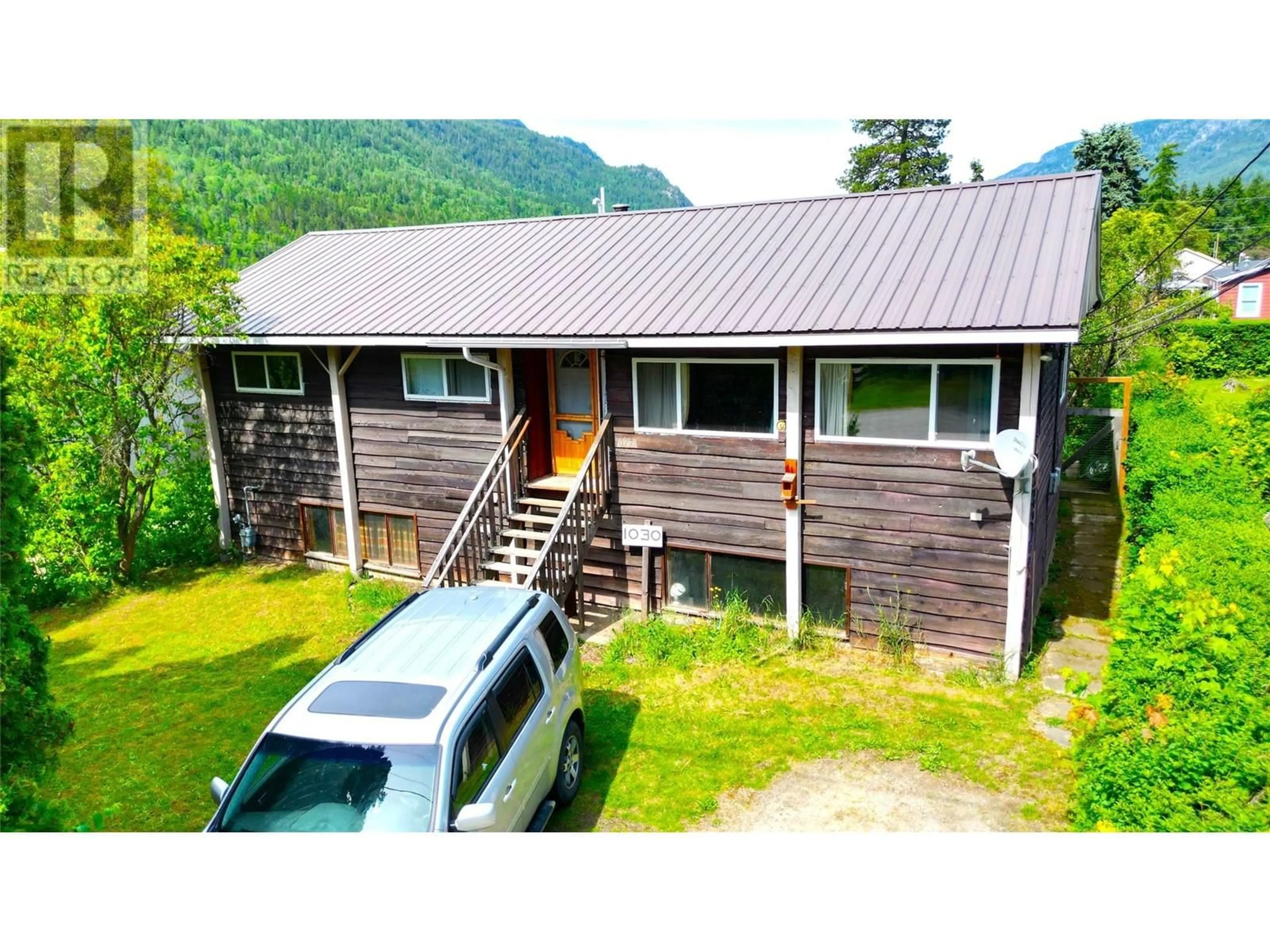 A pic from outside/outdoor area/front of a property/back of a property/a pic from drone, unknown for 1030 BLAKE STREET, Castlegar British Columbia V0G1X0