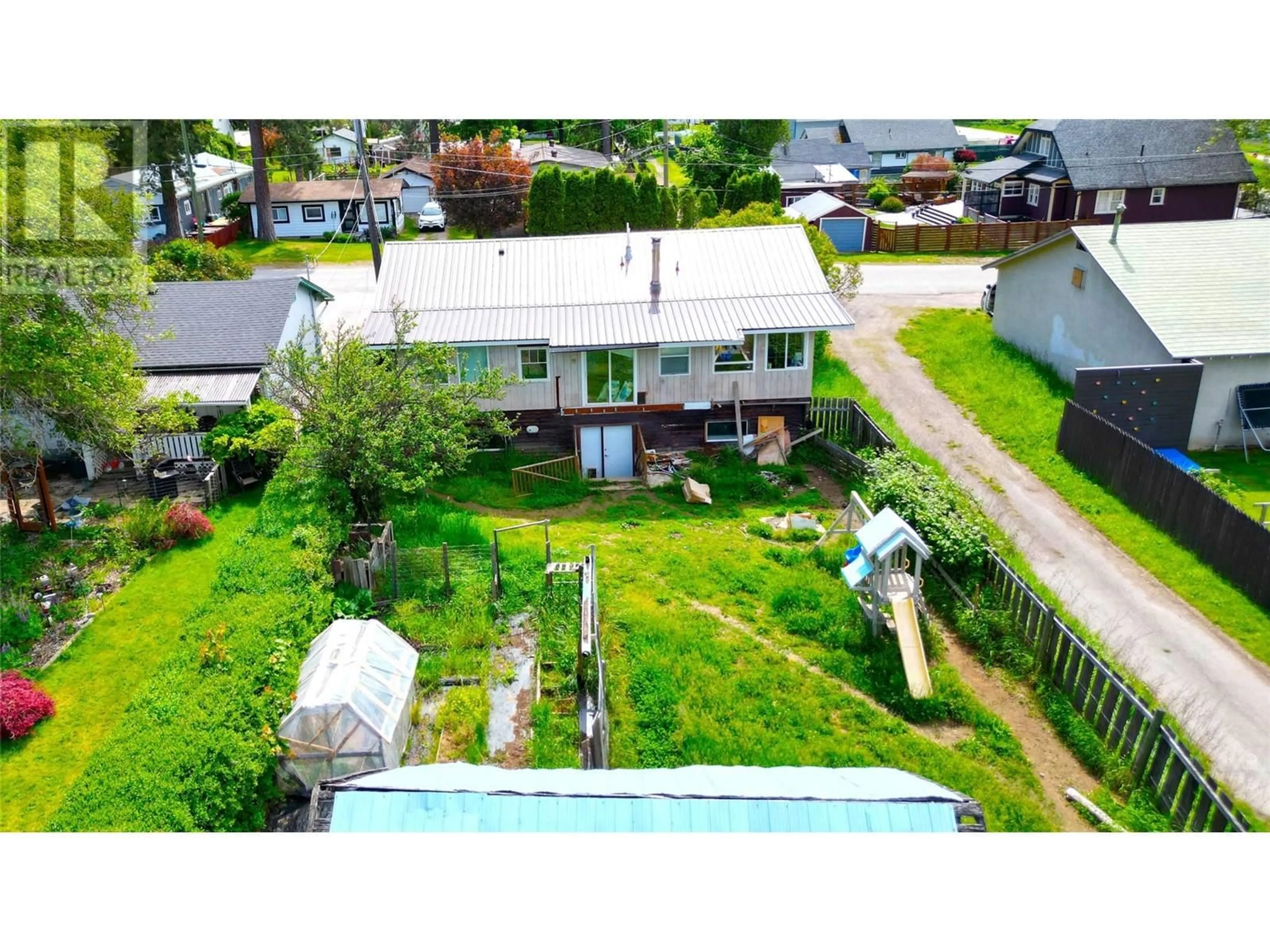 A pic from outside/outdoor area/front of a property/back of a property/a pic from drone, street for 1030 BLAKE STREET, Castlegar British Columbia V0G1X0