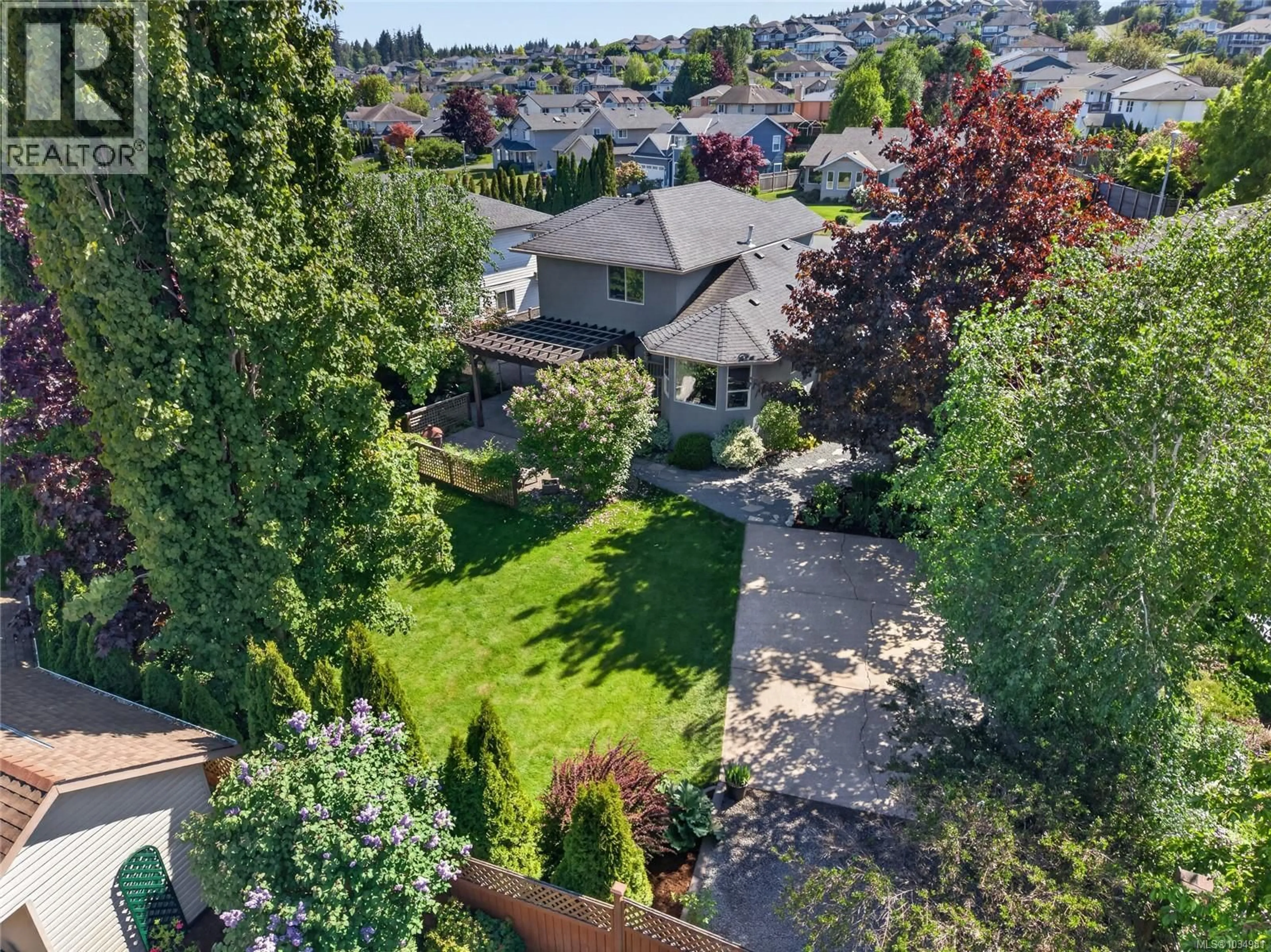 A pic from outside/outdoor area/front of a property/back of a property/a pic from drone, street for 684 HUDSON ROAD, Campbell River British Columbia V9H1R9