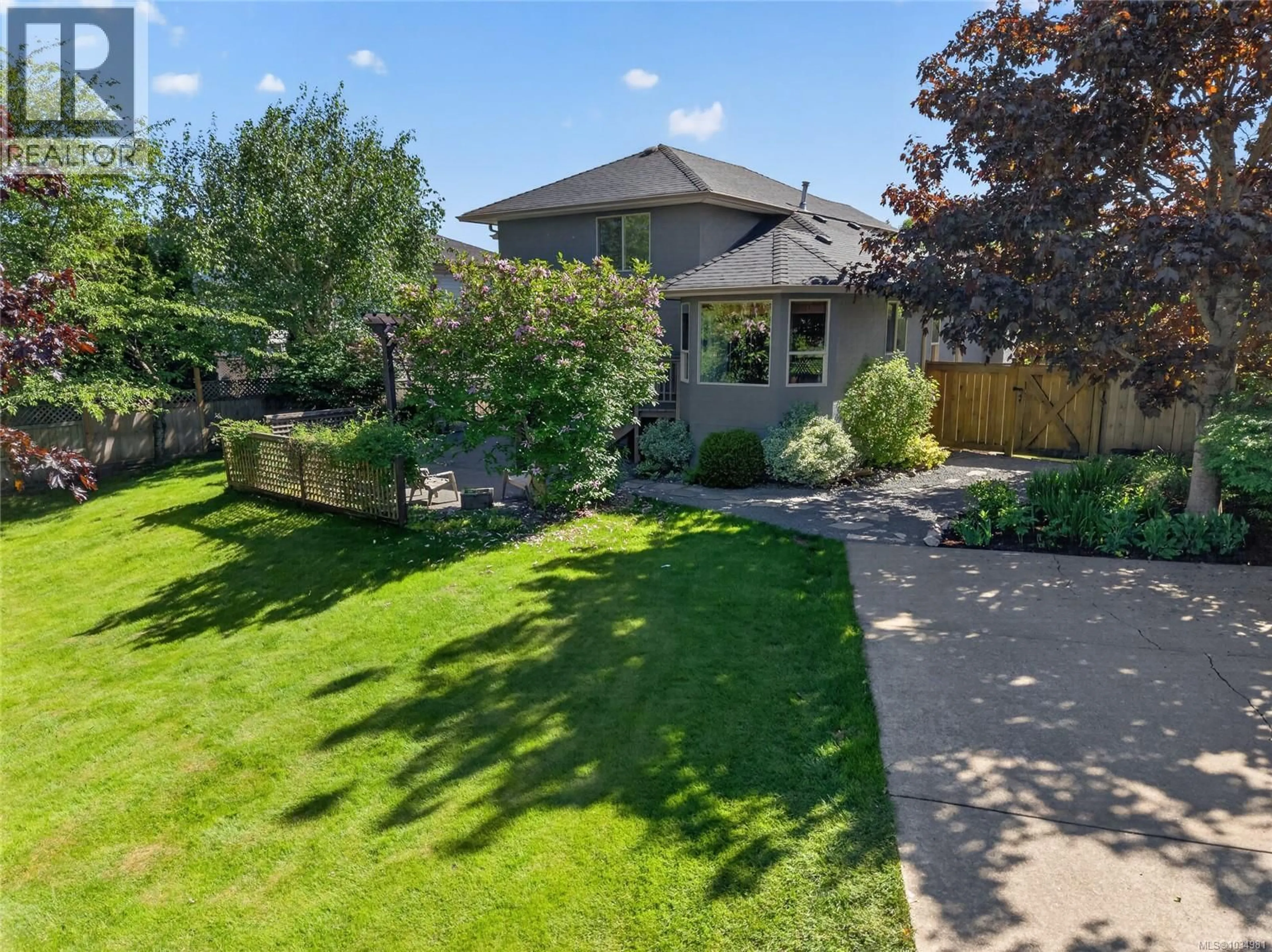 A pic from outside/outdoor area/front of a property/back of a property/a pic from drone, street for 684 HUDSON ROAD, Campbell River British Columbia V9H1R9