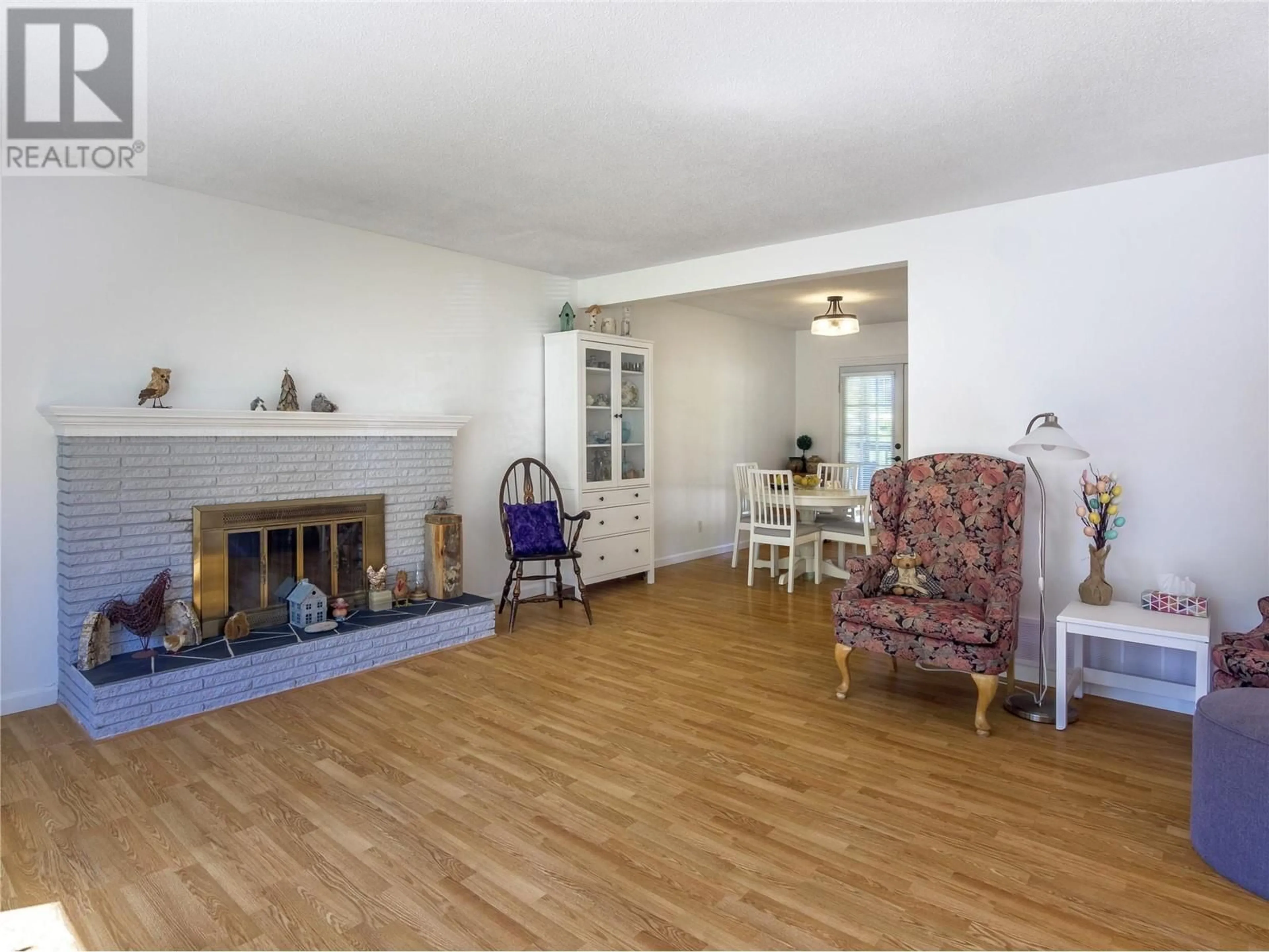 Living room with furniture, wood/laminate floor for 186 MCPHERSON CRESCENT, Penticton British Columbia V2A2N8