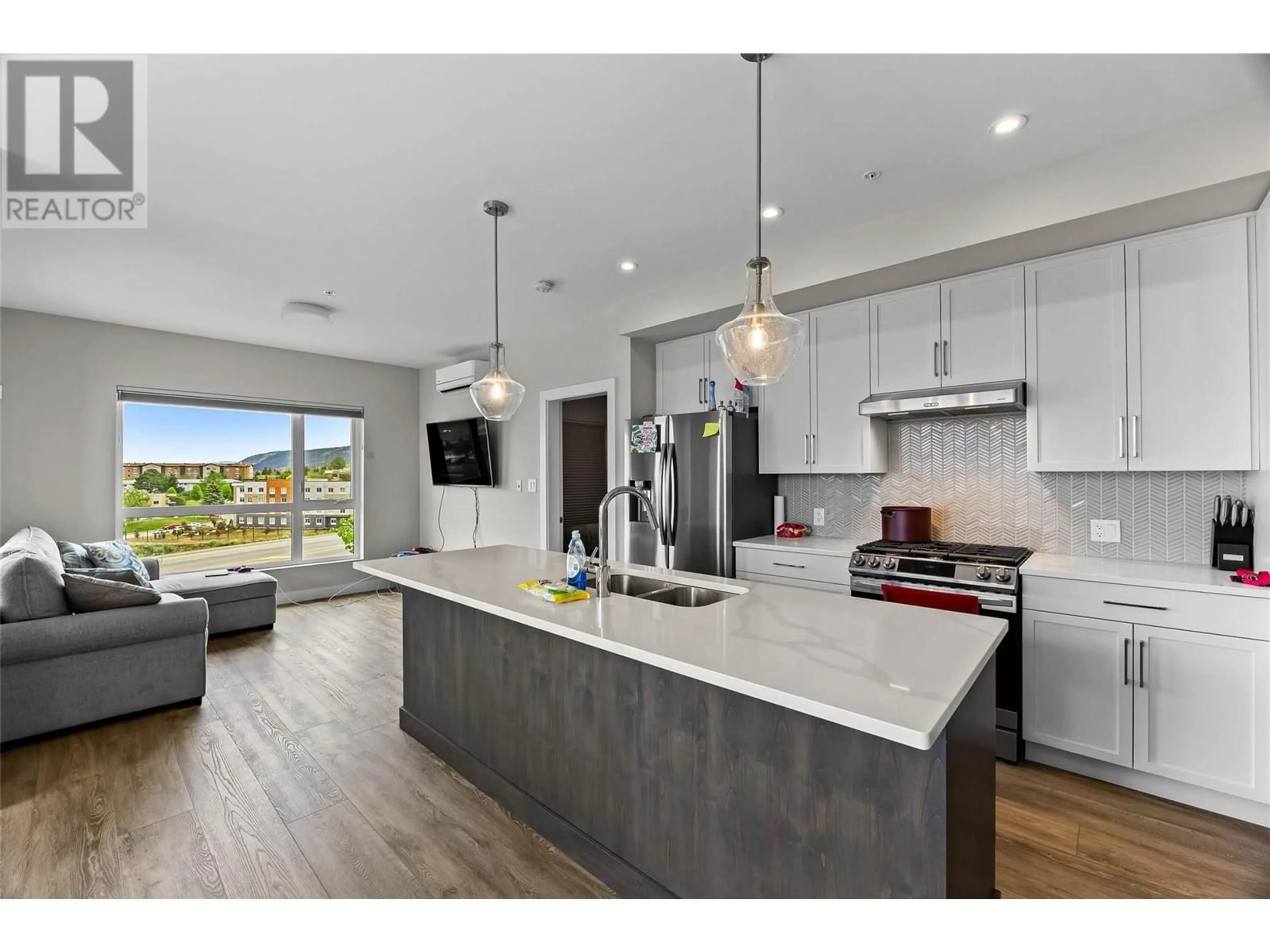 Open concept kitchen, unknown for 202 - 875 UNIVERSITY DRIVE, Kamloops British Columbia V2C0J8