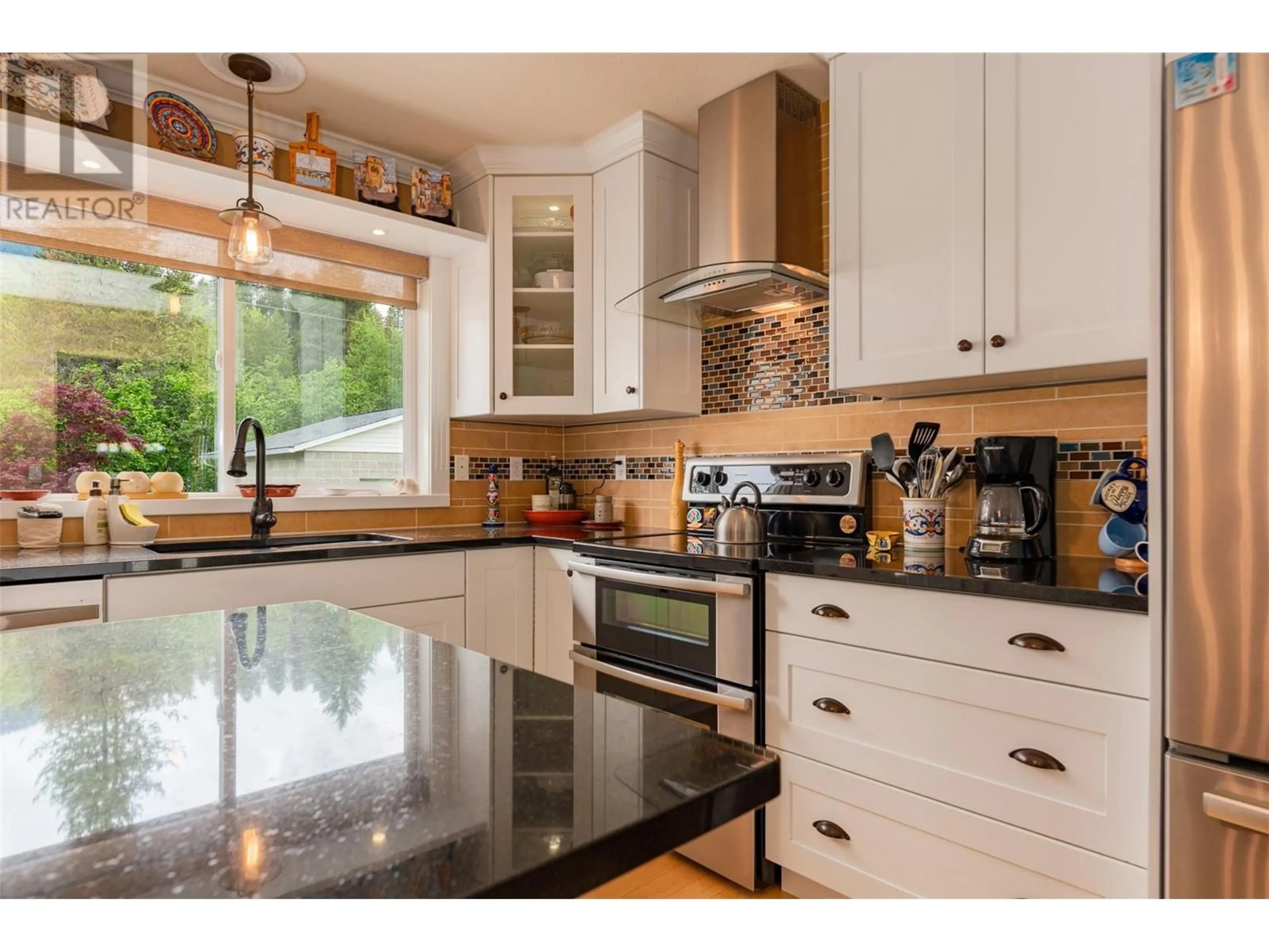 Open concept kitchen, unknown for 405 BERESFORD CRESCENT, Castlegar British Columbia V1N3W2