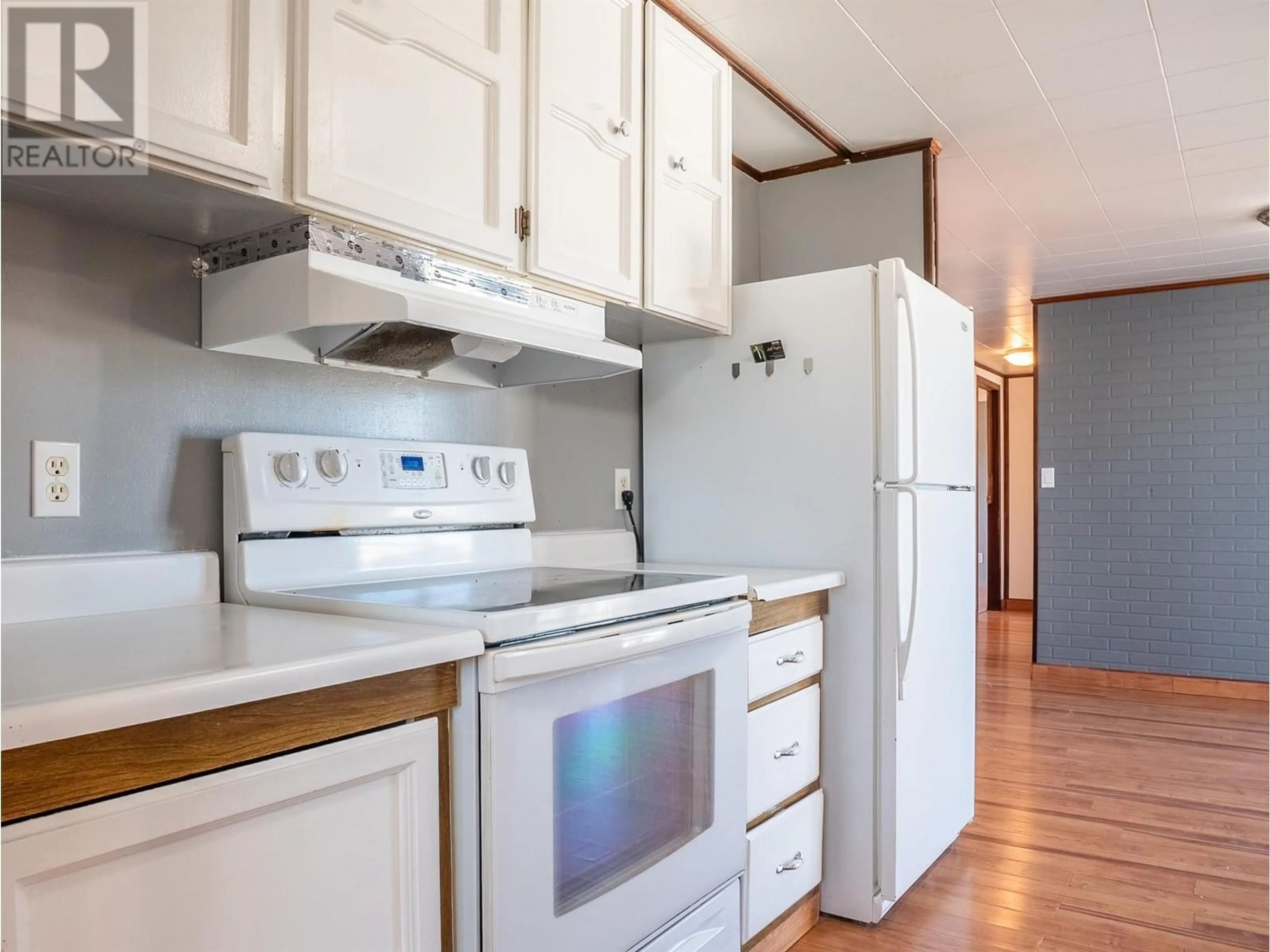 Standard kitchen, wood/laminate floor for 5109 SUKRIT PARMAR LANE, Pouce Coupe British Columbia V0C2C0