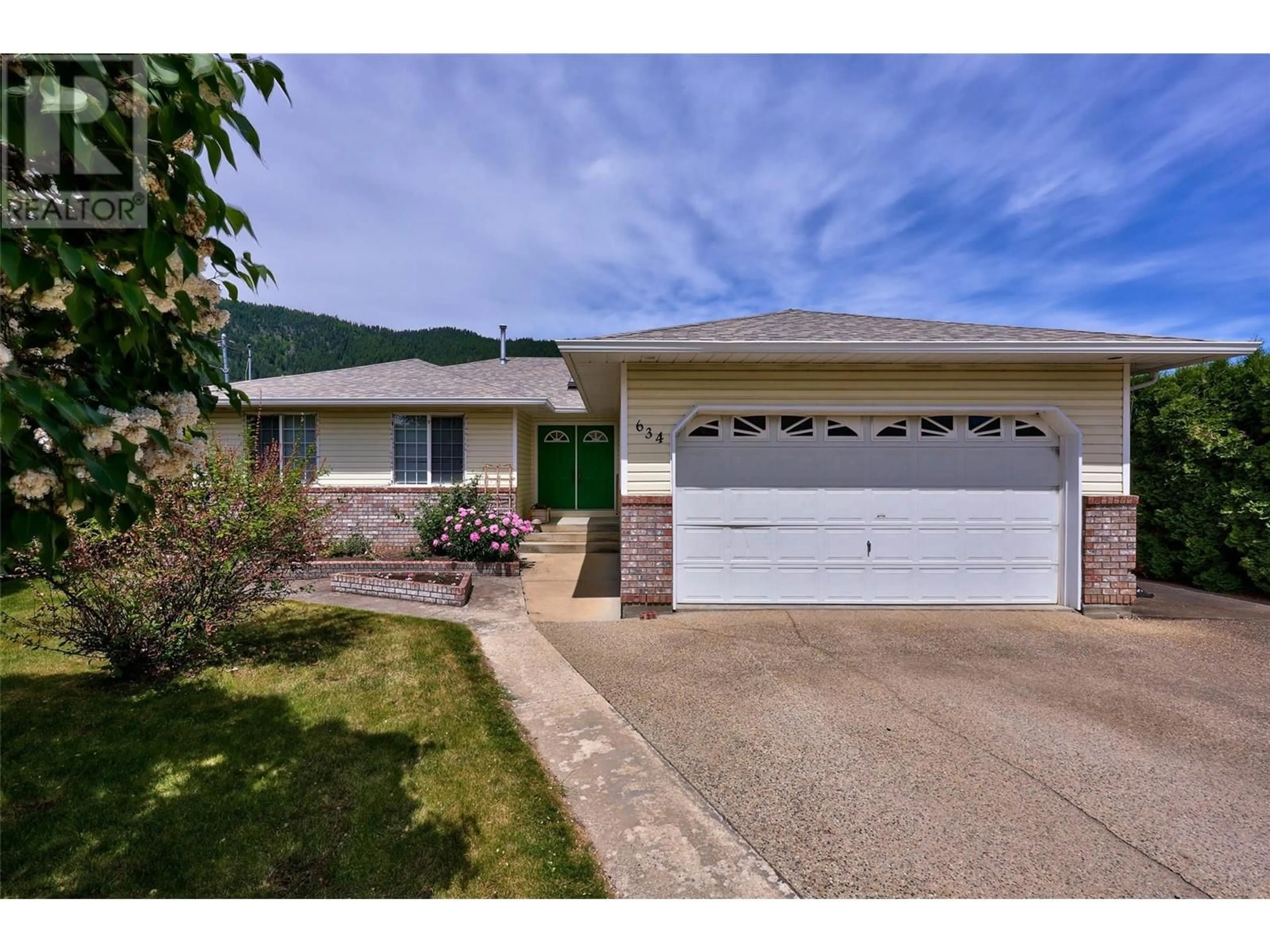 Home with vinyl exterior material, street for 634 HYSOP PLACE, Chase British Columbia V0E1M0