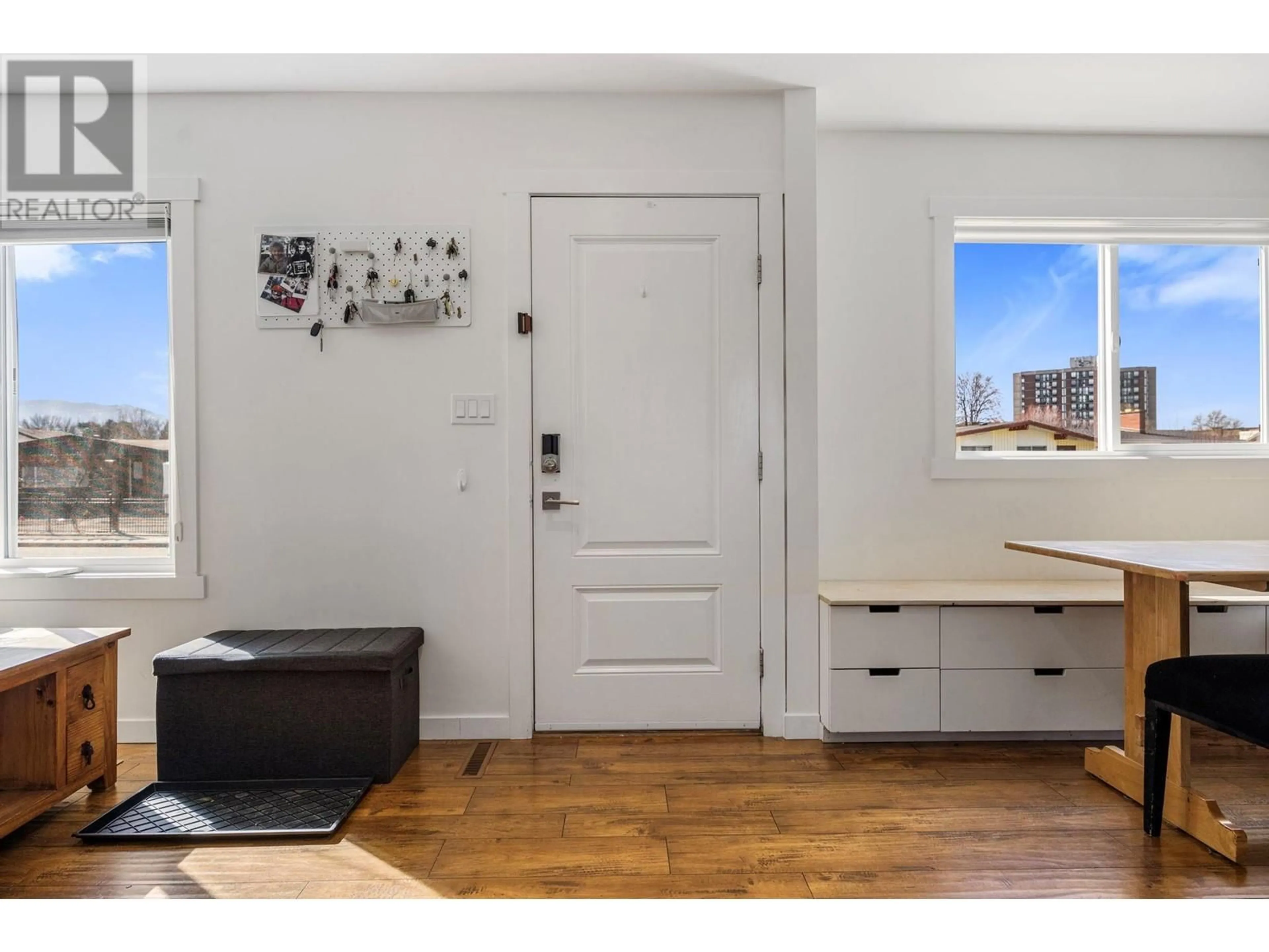 Indoor entryway for 1224 LAWSON AVENUE, Kelowna British Columbia V1Y6T9