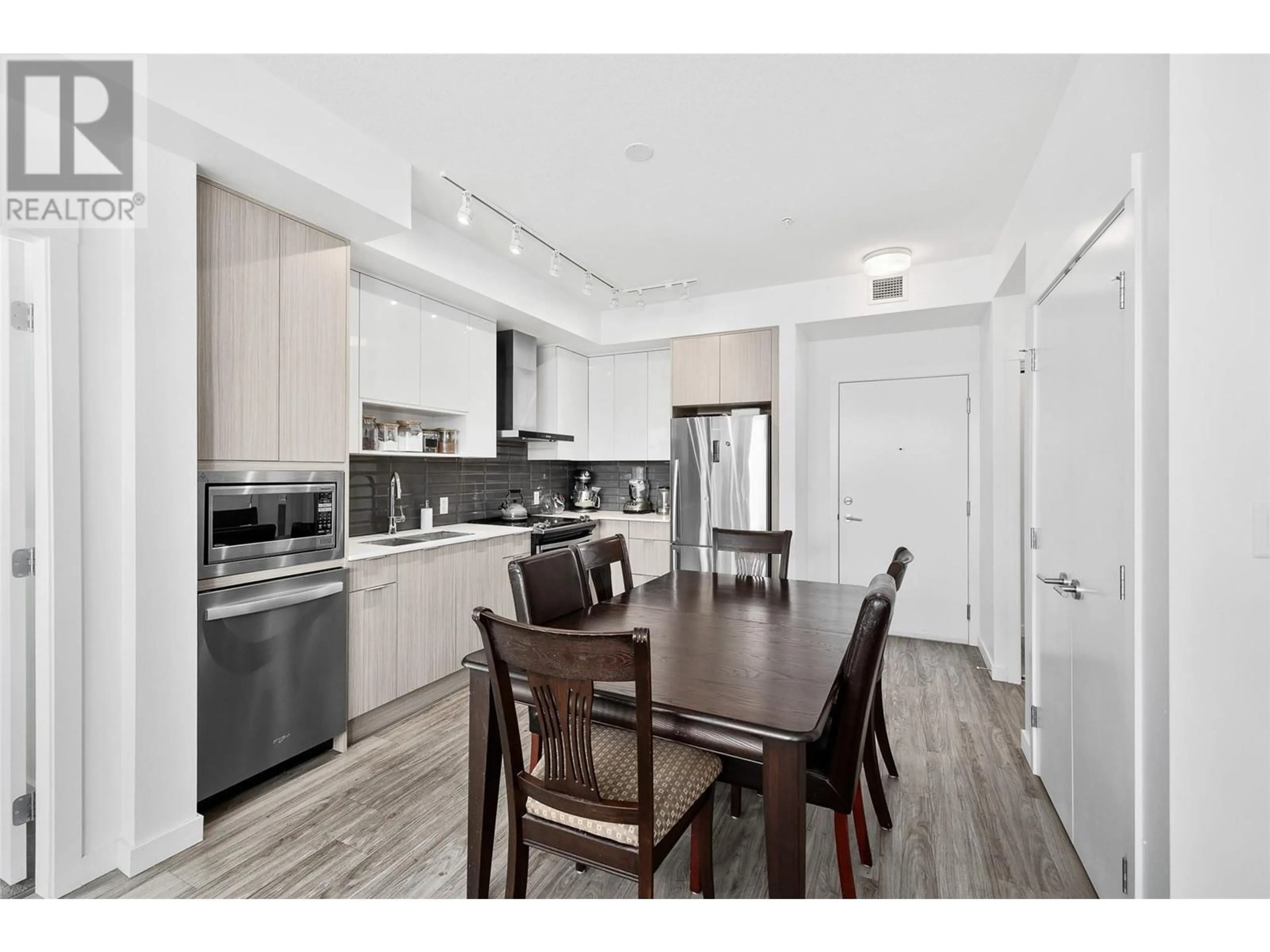 Open concept kitchen, wood/laminate floor for 323 - 1775 CHAPMAN PLACE, Kelowna British Columbia V1Y5Z9