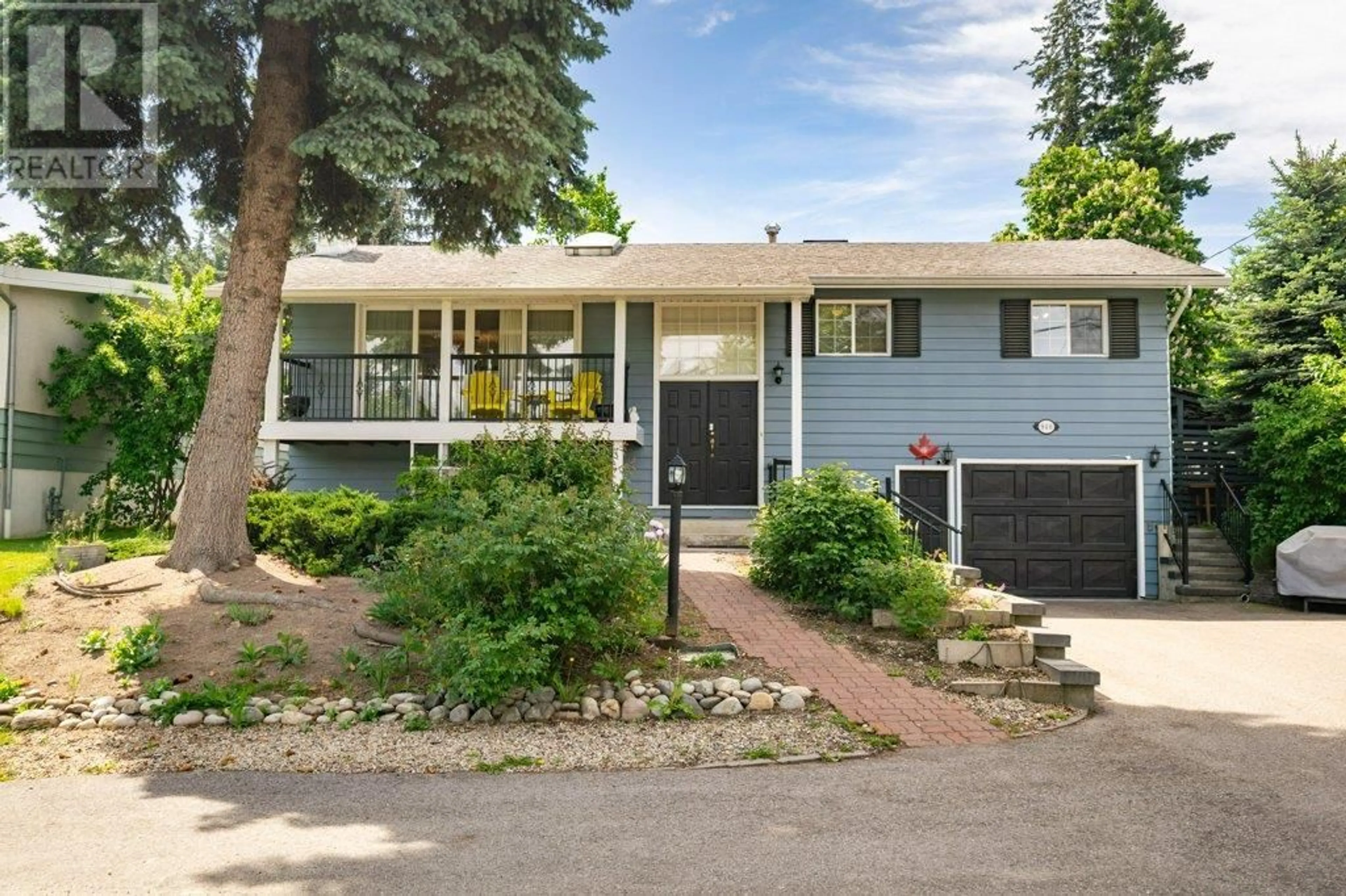 Home with vinyl exterior material, street for 940 2ND AVENUE SOUTHEAST, Salmon Arm British Columbia V1E4C7