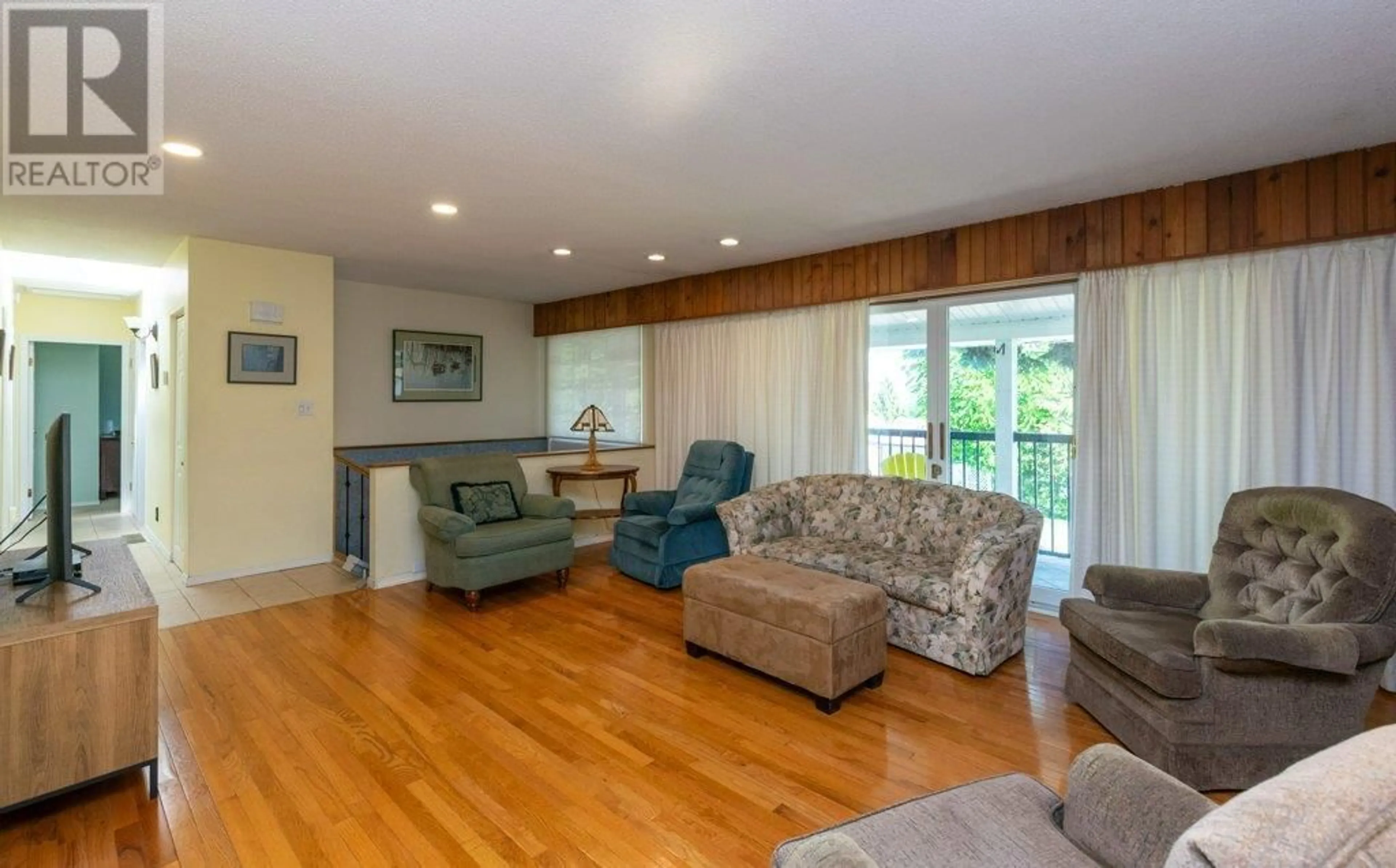 Living room with furniture, wood/laminate floor for 940 2ND AVENUE SOUTHEAST, Salmon Arm British Columbia V1E4C7