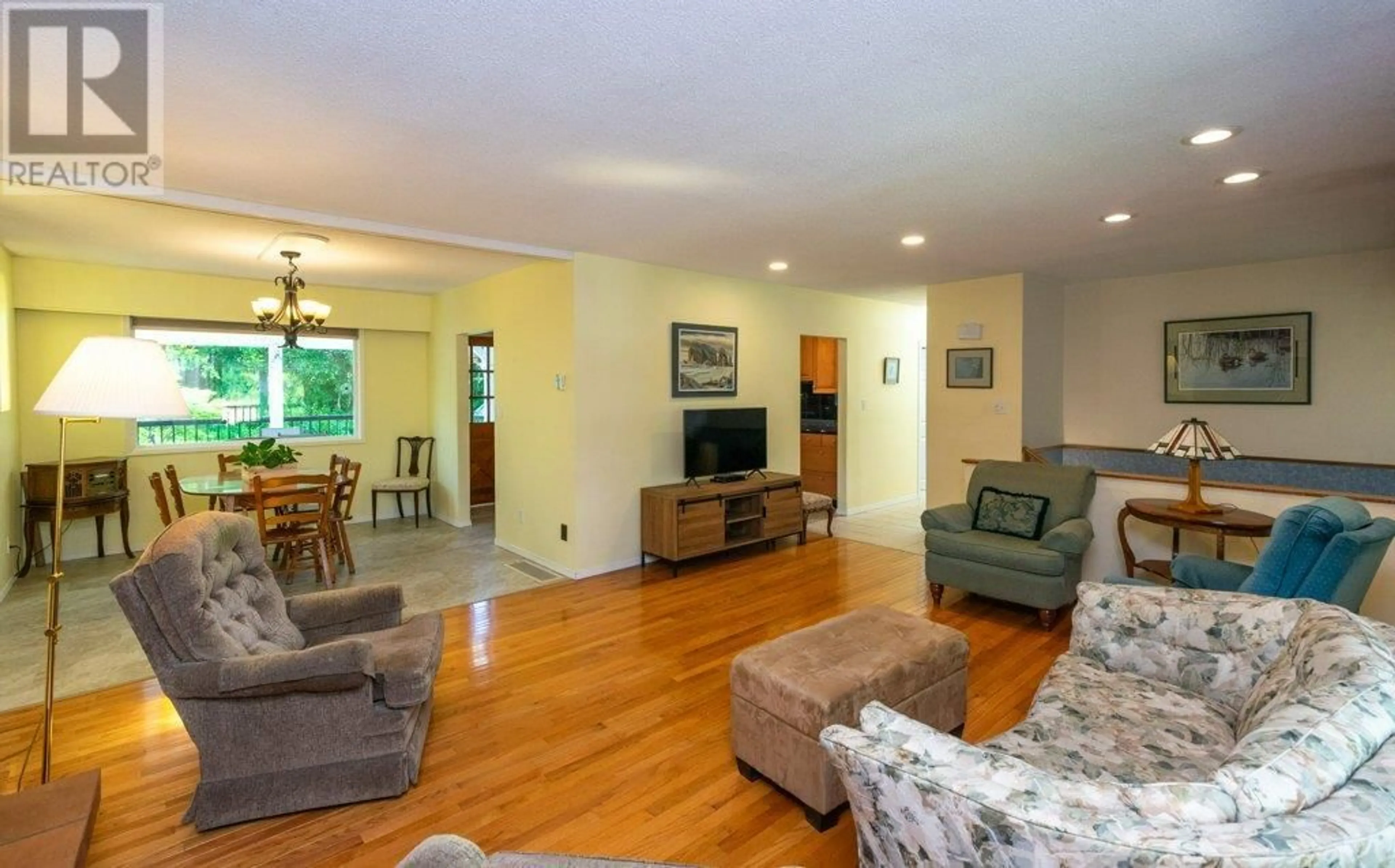 Living room with furniture, wood/laminate floor for 940 2ND AVENUE SOUTHEAST, Salmon Arm British Columbia V1E4C7