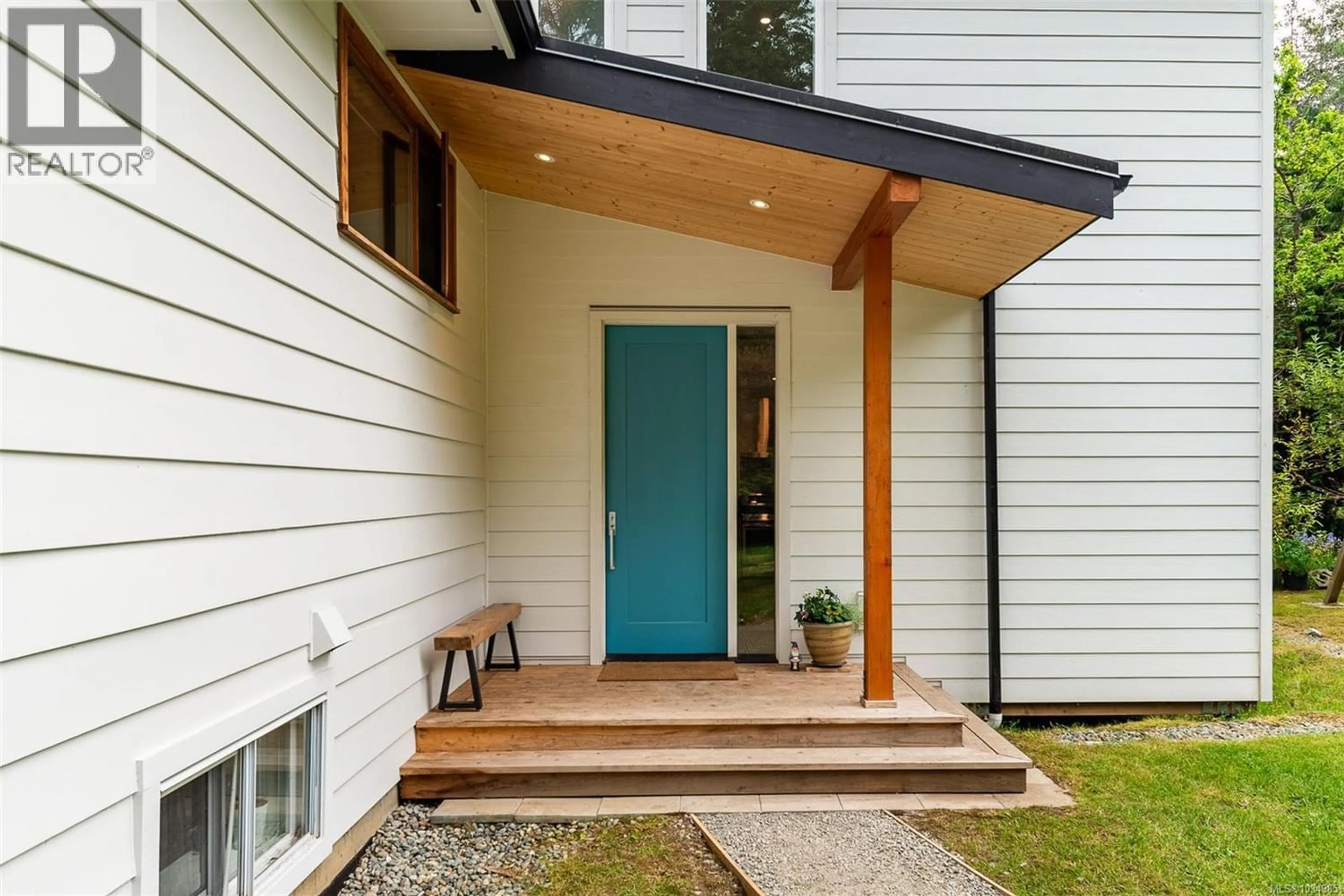 Indoor entryway for 841 BURRILL ROAD, Galiano Island British Columbia V0N1P0