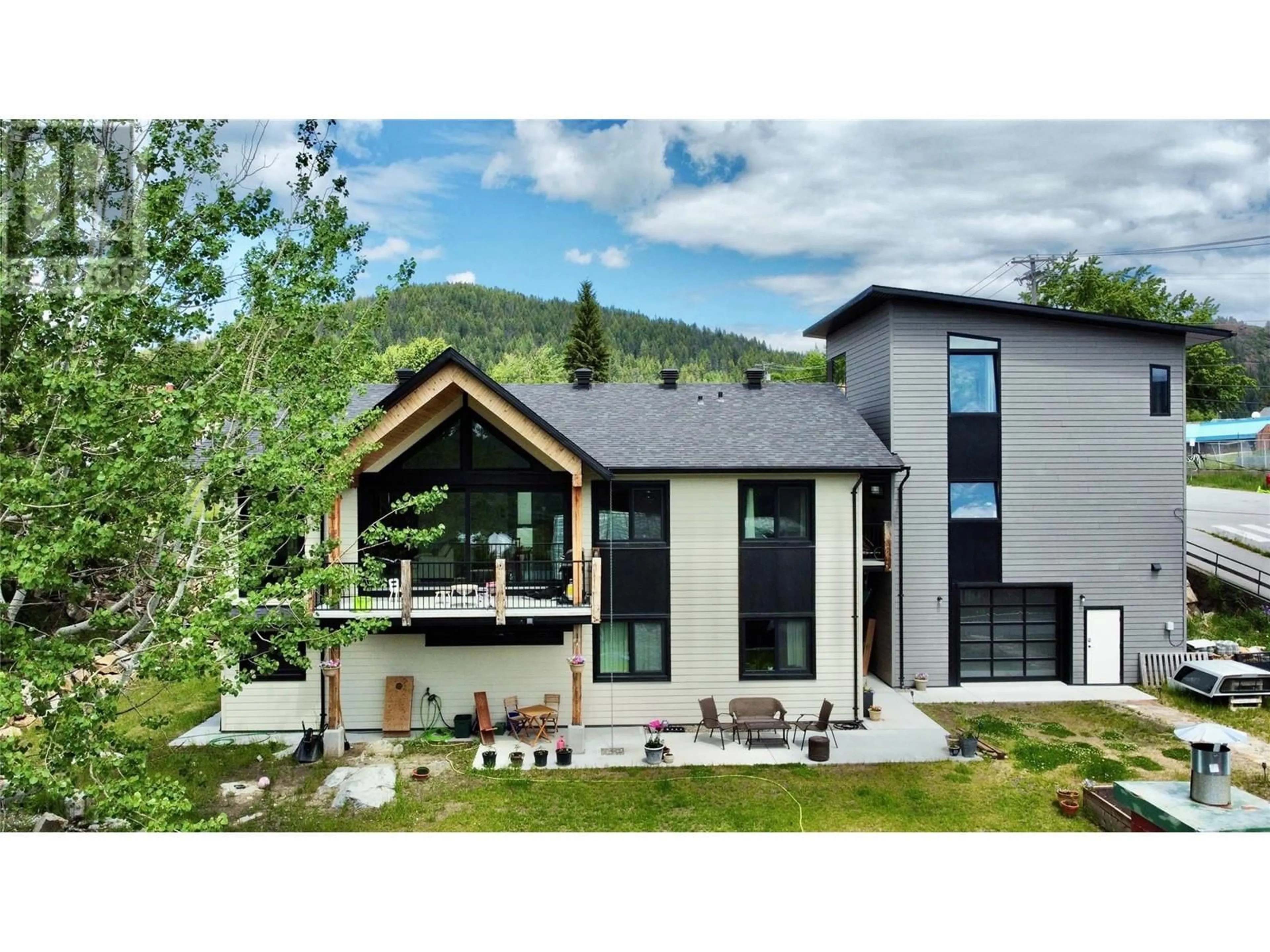 Home with vinyl exterior material, mountain view for 2075 ST PAUL STREET, Rossland British Columbia V0G1Y0