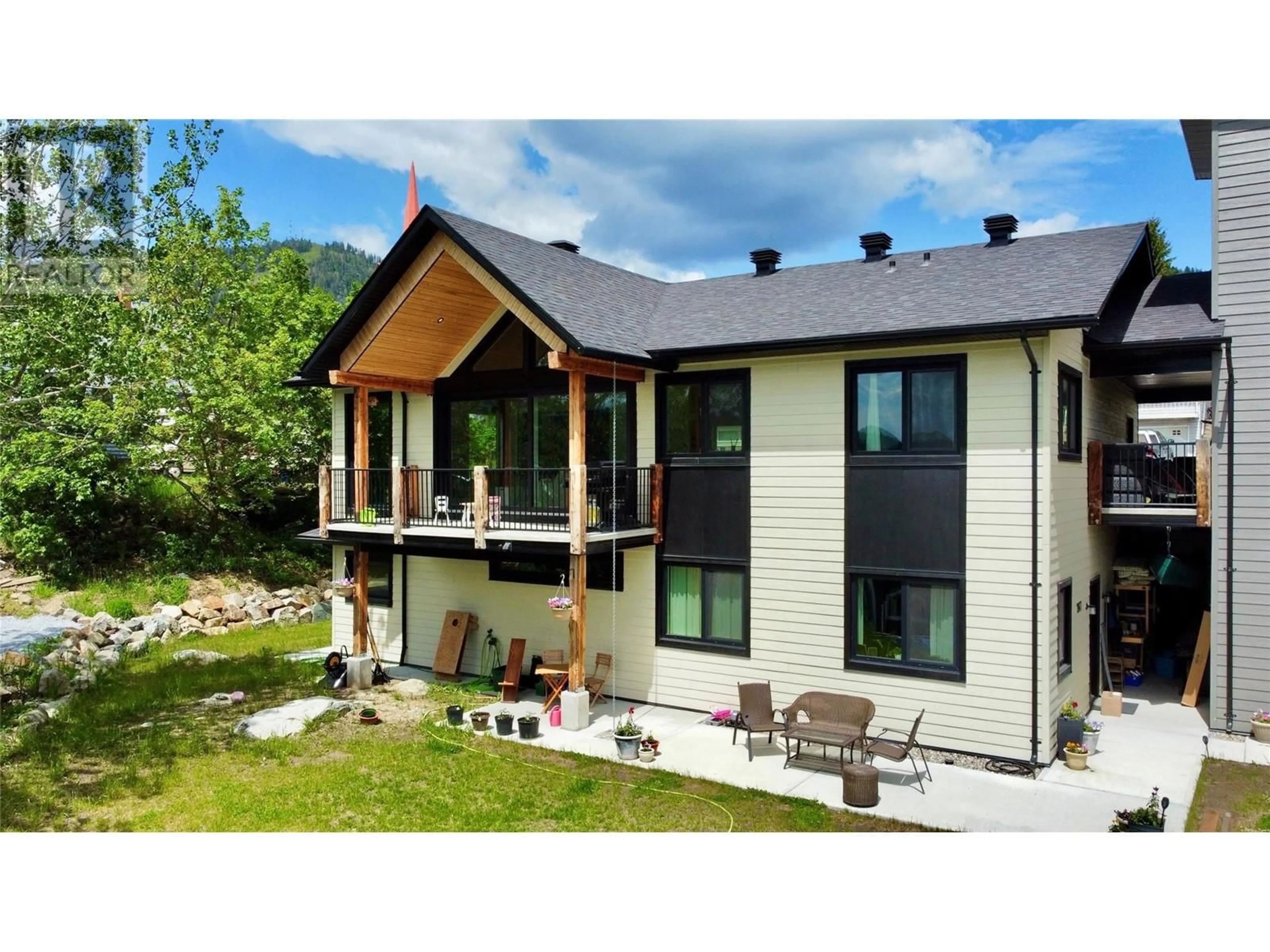 Home with vinyl exterior material, building for 2075 ST PAUL STREET, Rossland British Columbia V0G1Y0