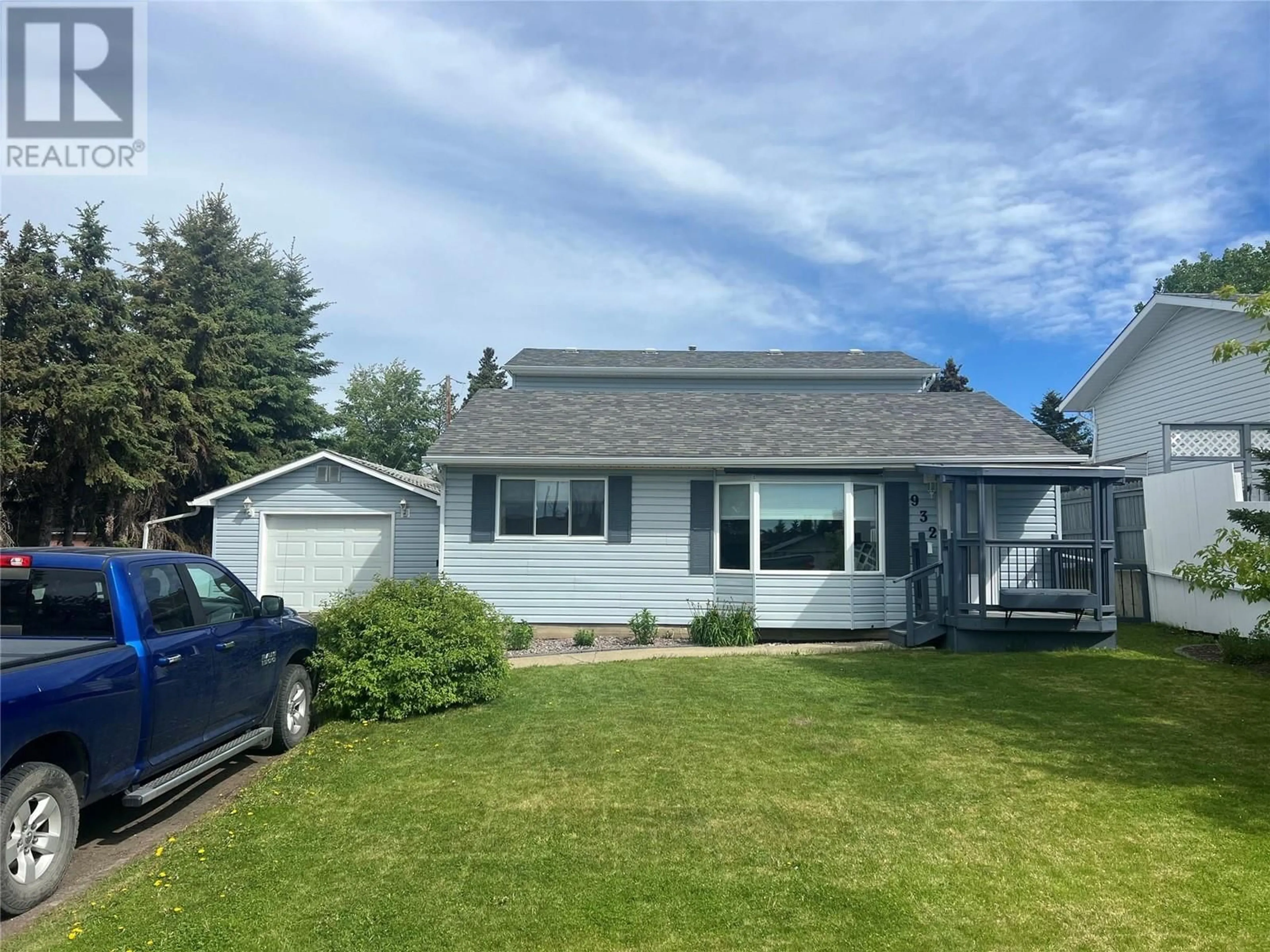 Home with vinyl exterior material, street for 932 91 AVENUE, Dawson Creek British Columbia V1G1A8
