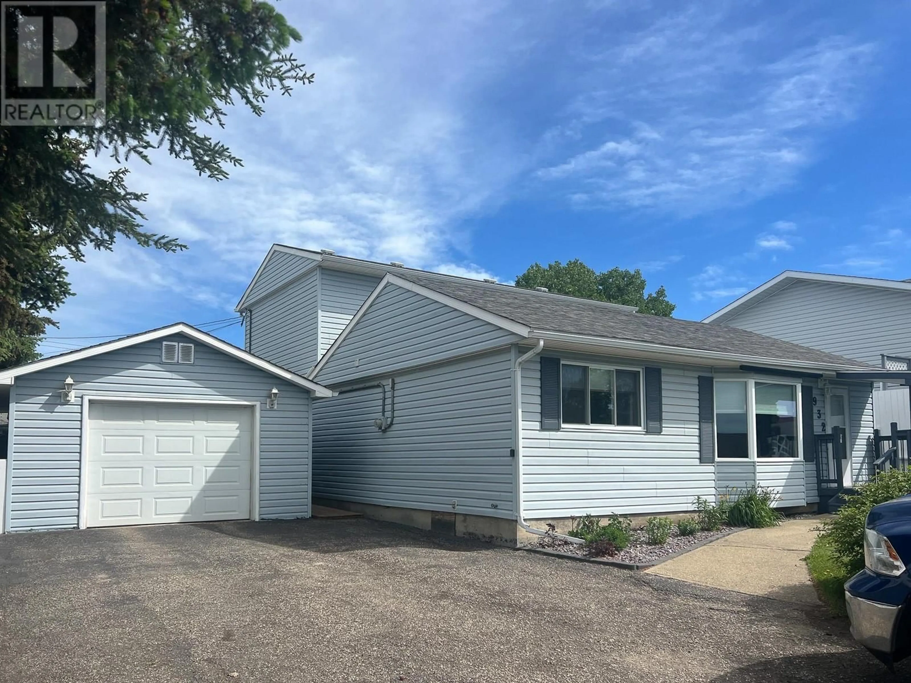 Home with vinyl exterior material, street for 932 91 AVENUE, Dawson Creek British Columbia V1G1A8