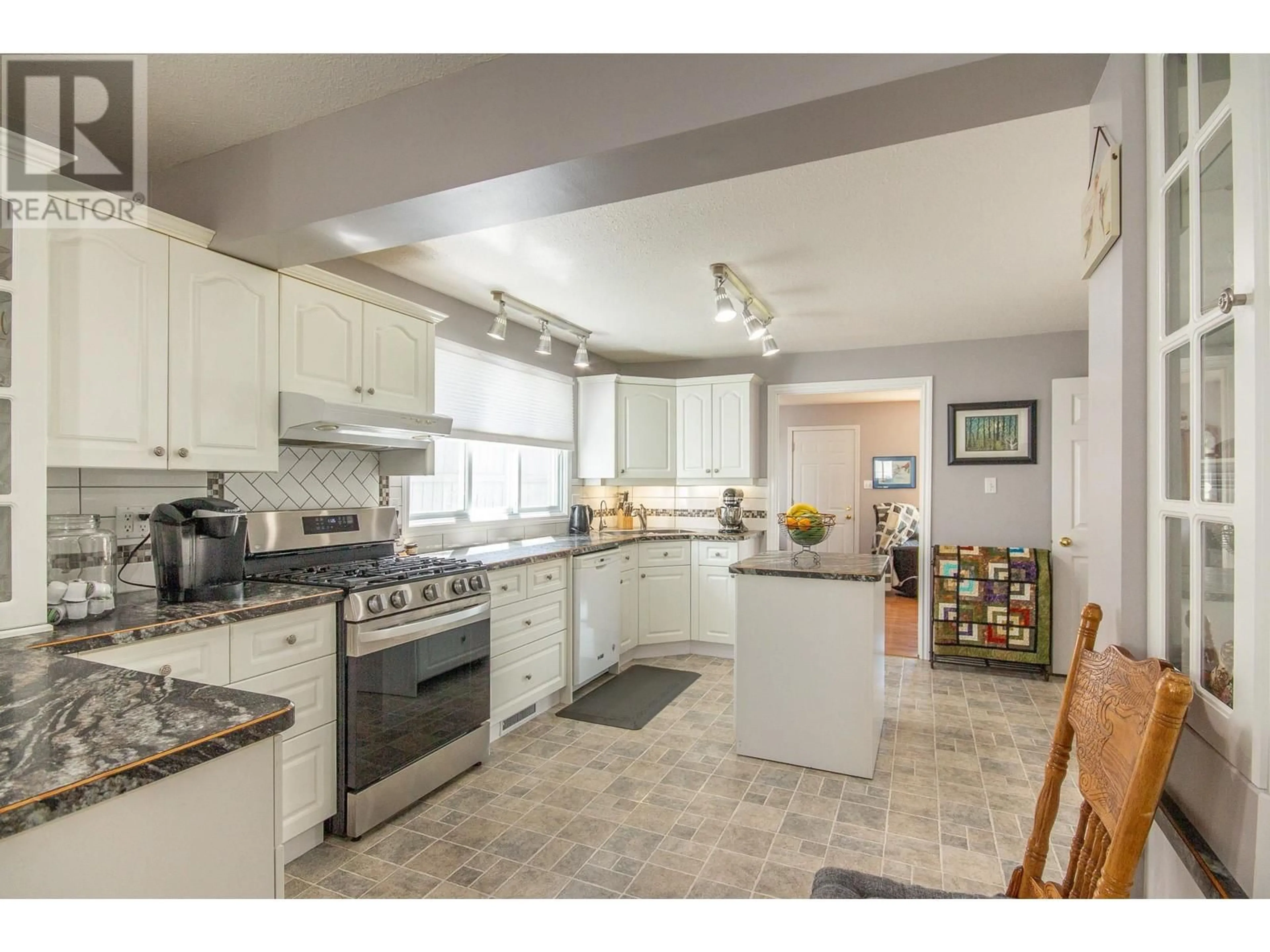 Open concept kitchen, ceramic/tile floor for 932 91 AVENUE, Dawson Creek British Columbia V1G1A8