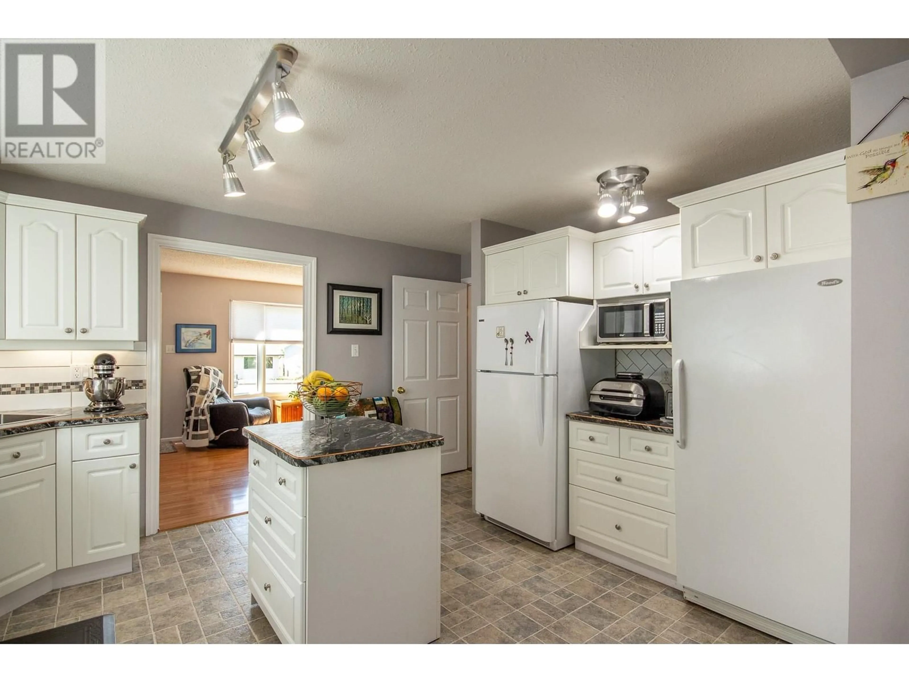 Open concept kitchen, unknown for 932 91 AVENUE, Dawson Creek British Columbia V1G1A8
