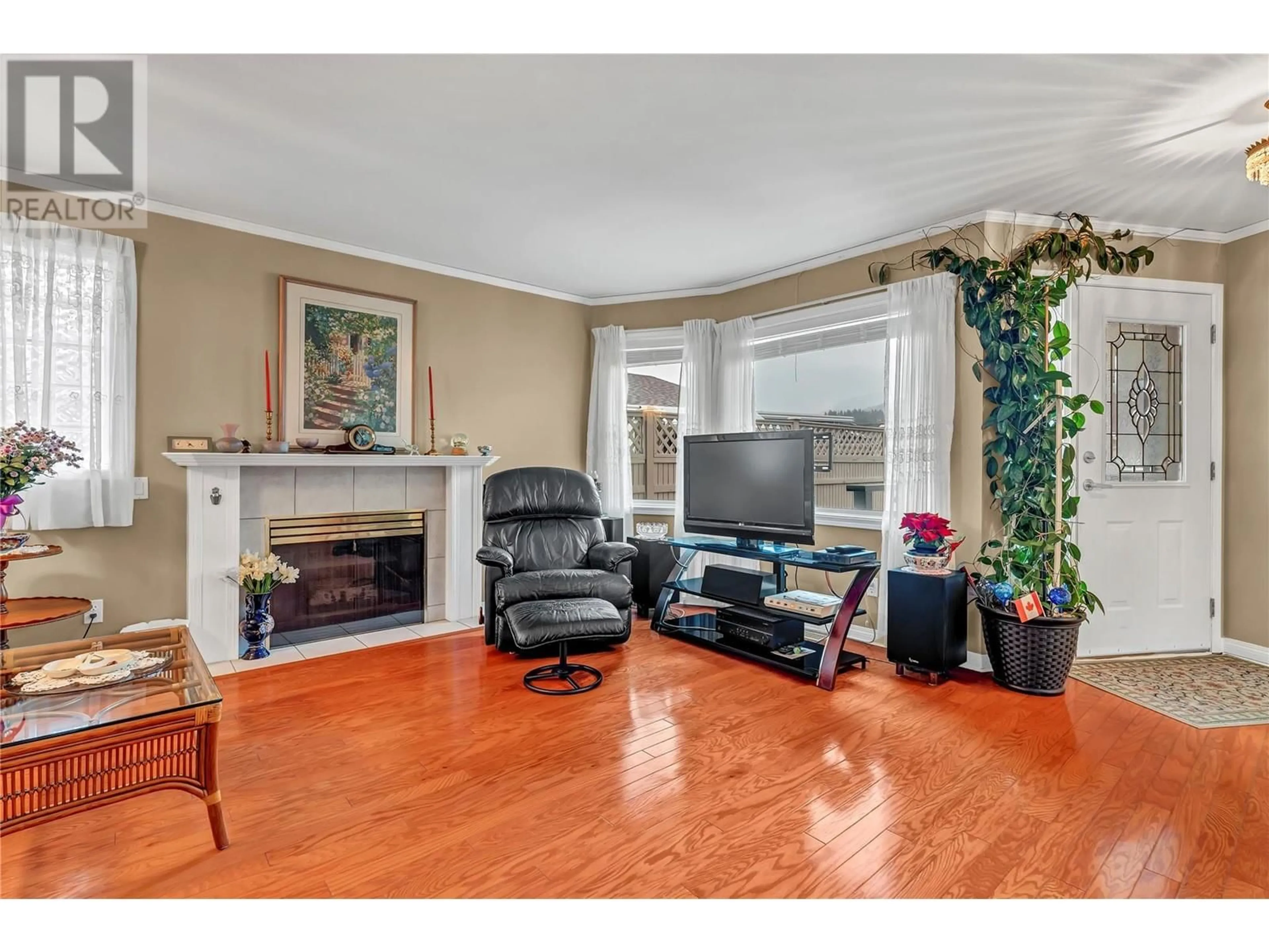 Living room with furniture, wood/laminate floor for 156 - 3400 WILSON STREET, Penticton British Columbia V2A8H9