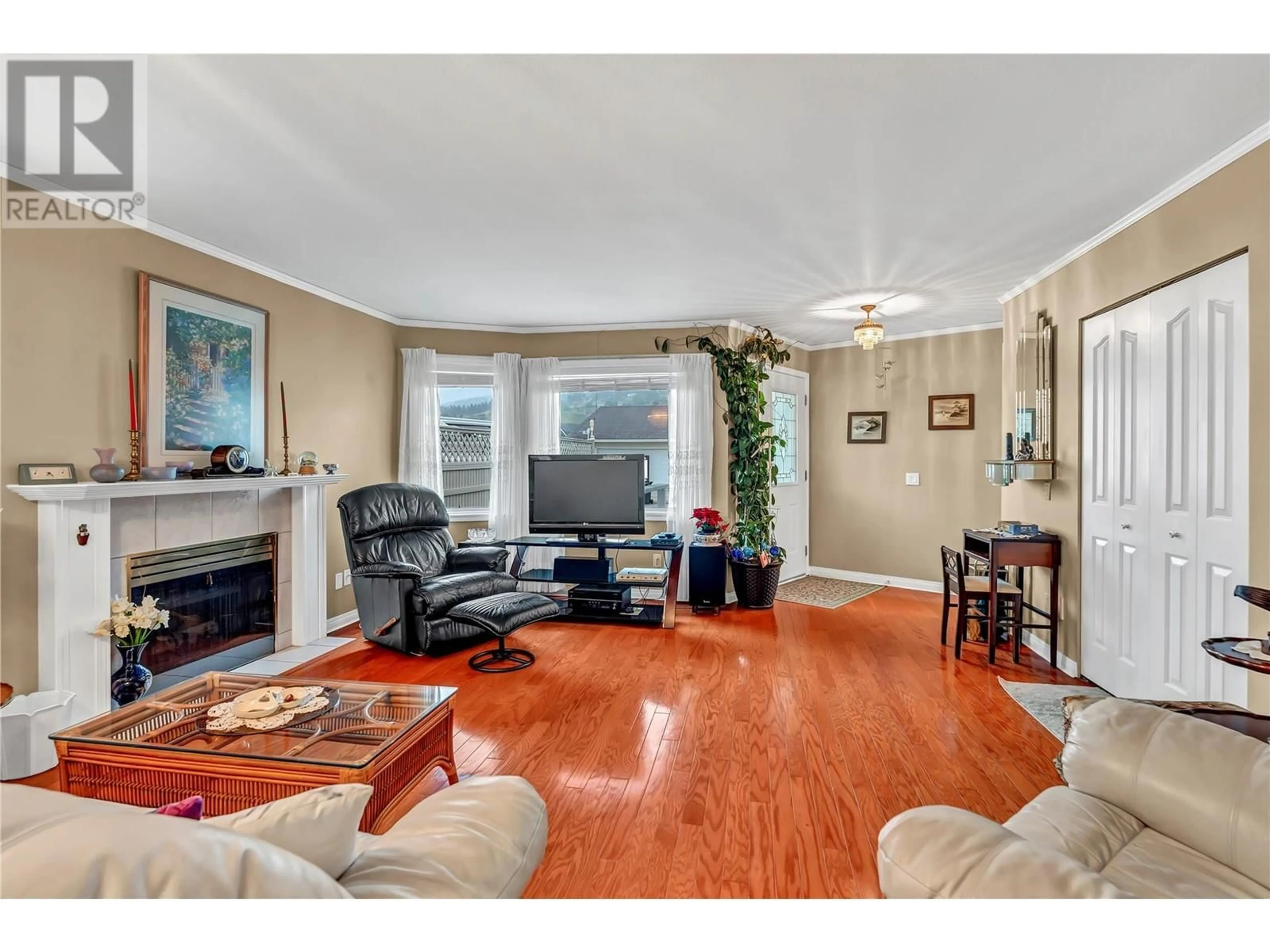 Living room with furniture, wood/laminate floor for 156 - 3400 WILSON STREET, Penticton British Columbia V2A8H9