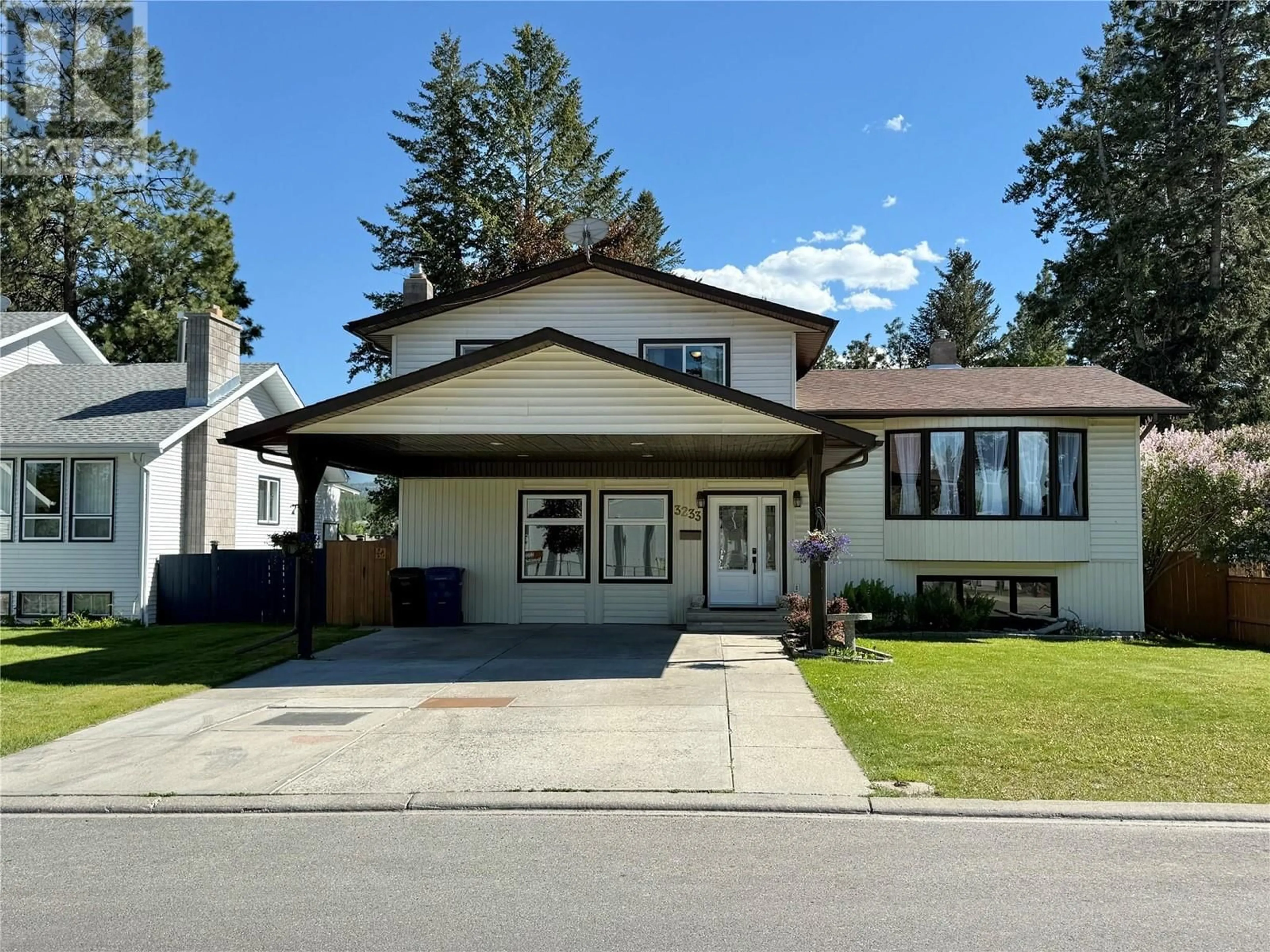 Home with vinyl exterior material, street for 3233 7TH STREET SOUTH, Cranbrook British Columbia V1C5G6