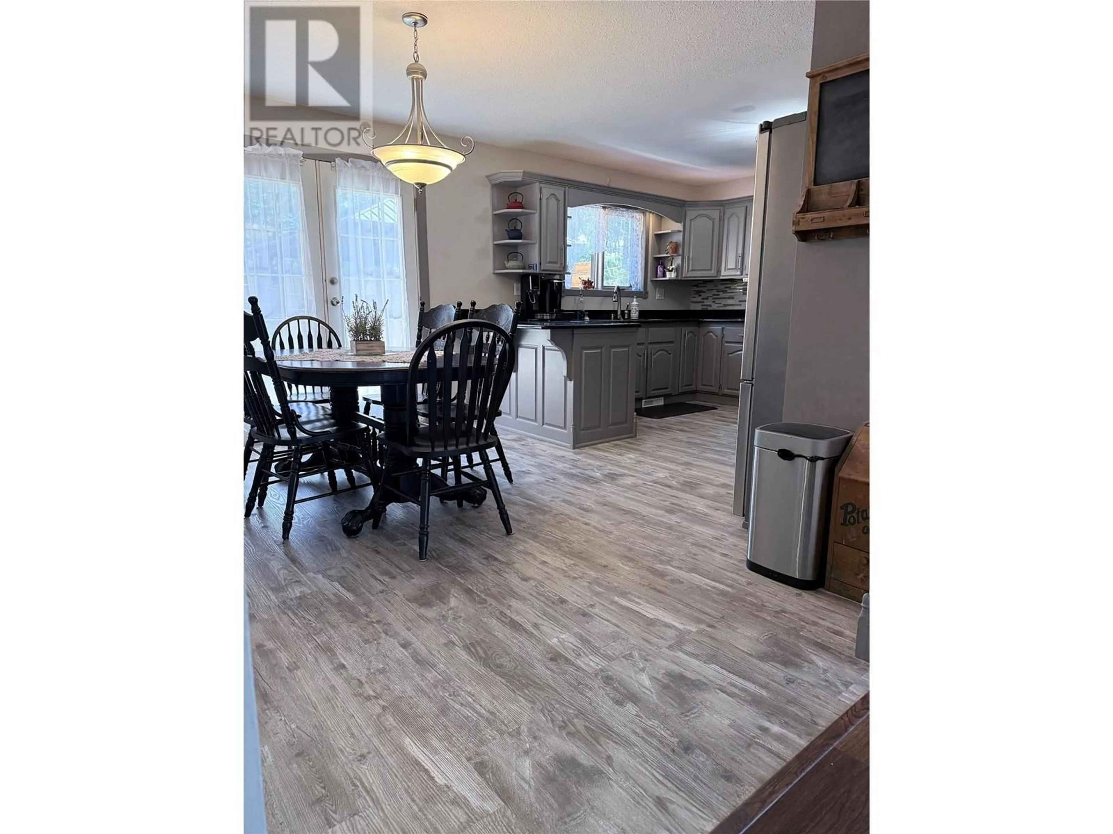 Open concept kitchen, wood/laminate floor for 3233 7TH STREET SOUTH, Cranbrook British Columbia V1C5G6