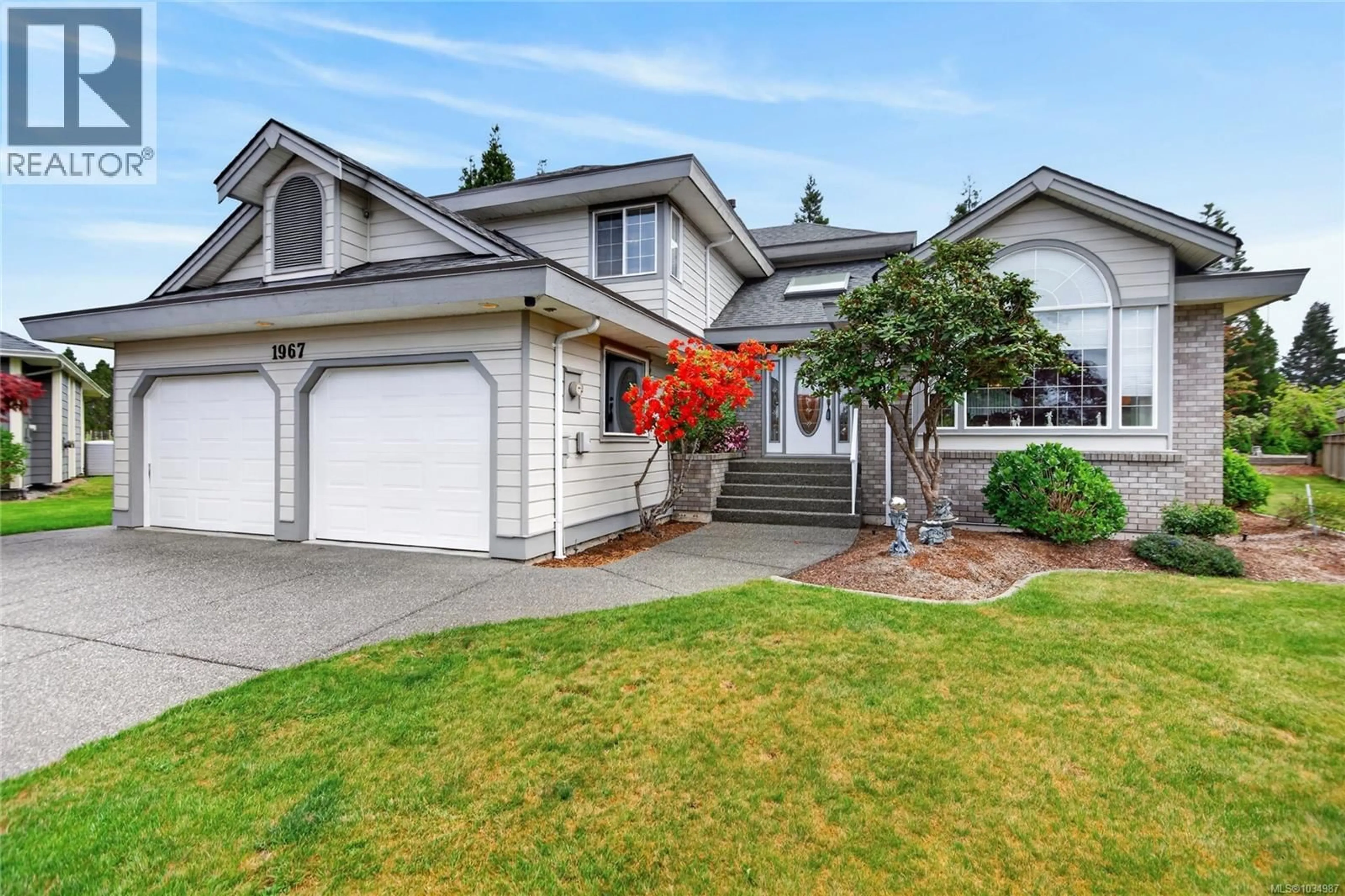 Home with vinyl exterior material, street for 1967 AUGUSTA PLACE, Campbell River British Columbia V9H1R5