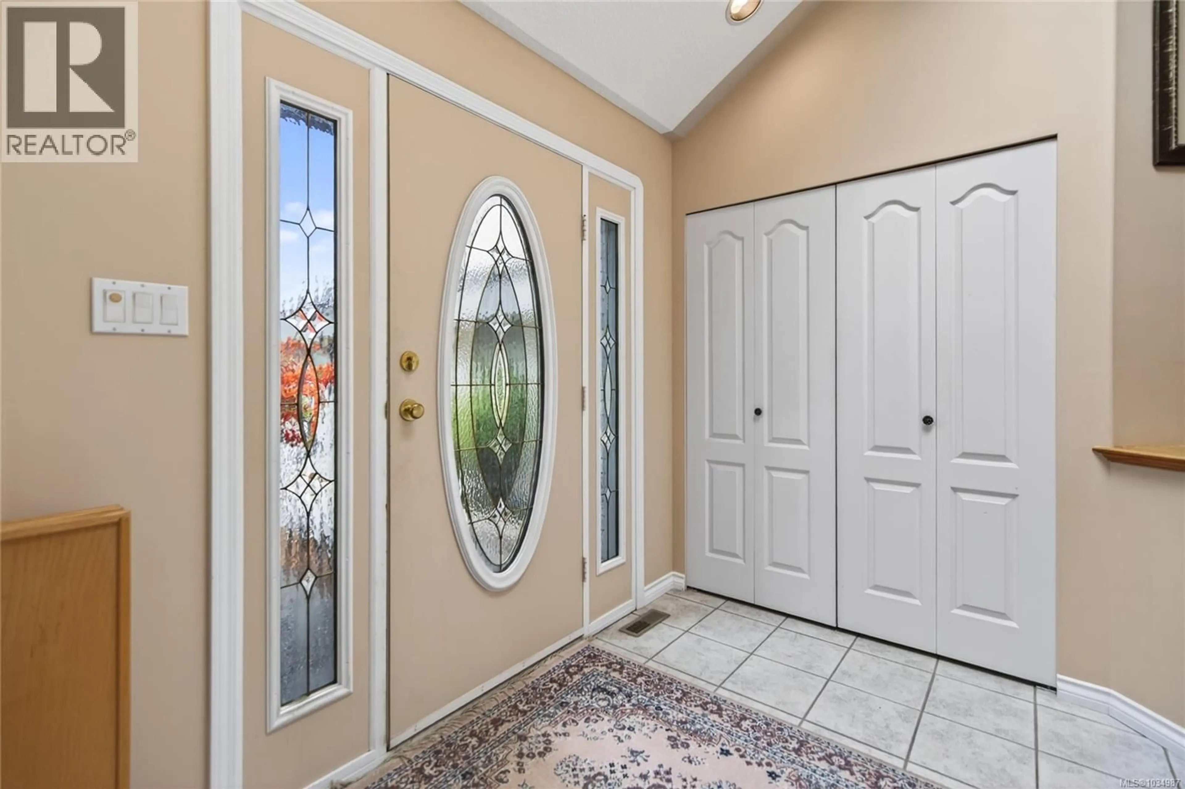 Indoor entryway for 1967 AUGUSTA PLACE, Campbell River British Columbia V9H1R5