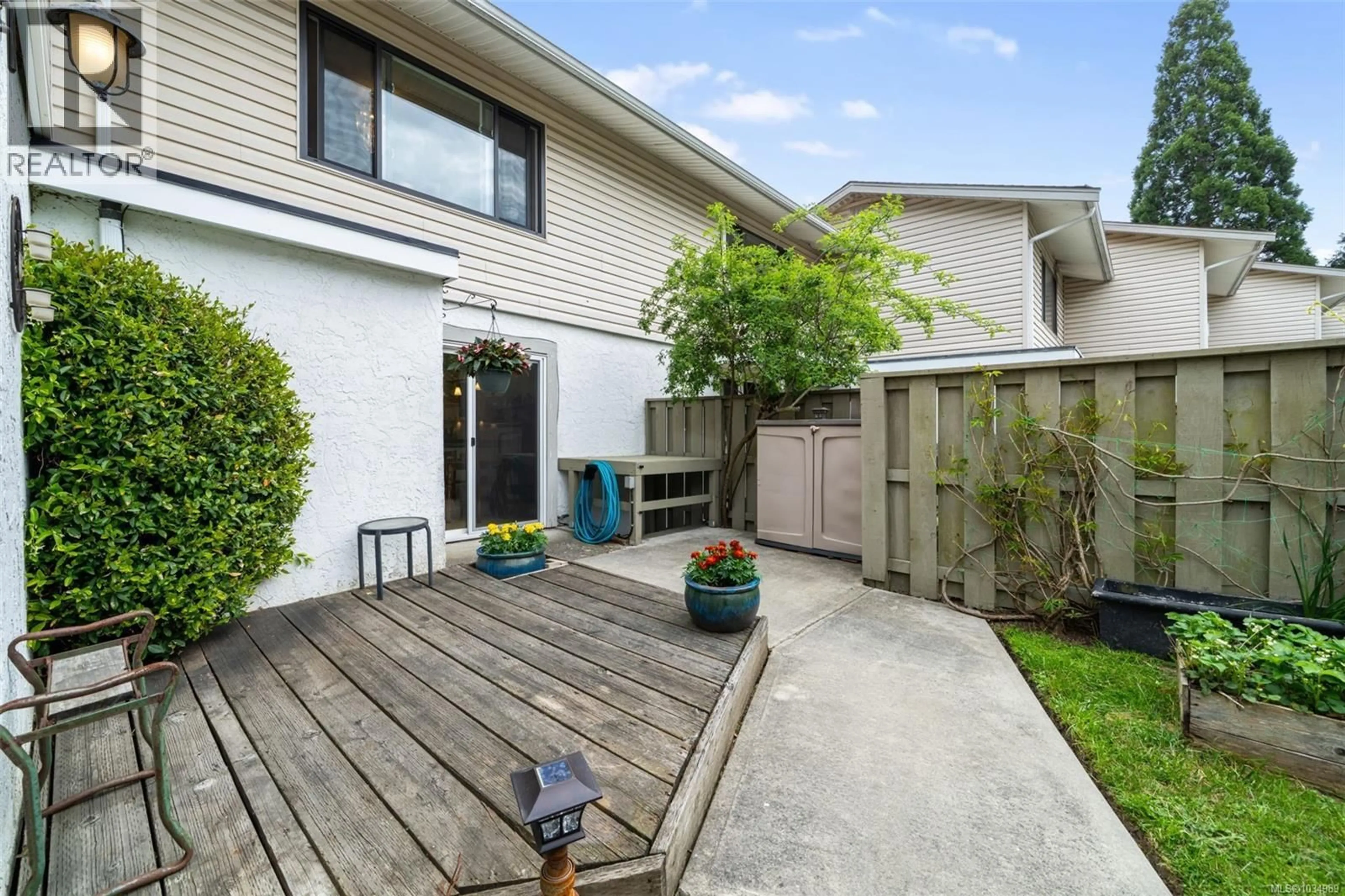 Patio, street for 32 - 610 MCKENZIE AVENUE, Saanich British Columbia V8Z2A7