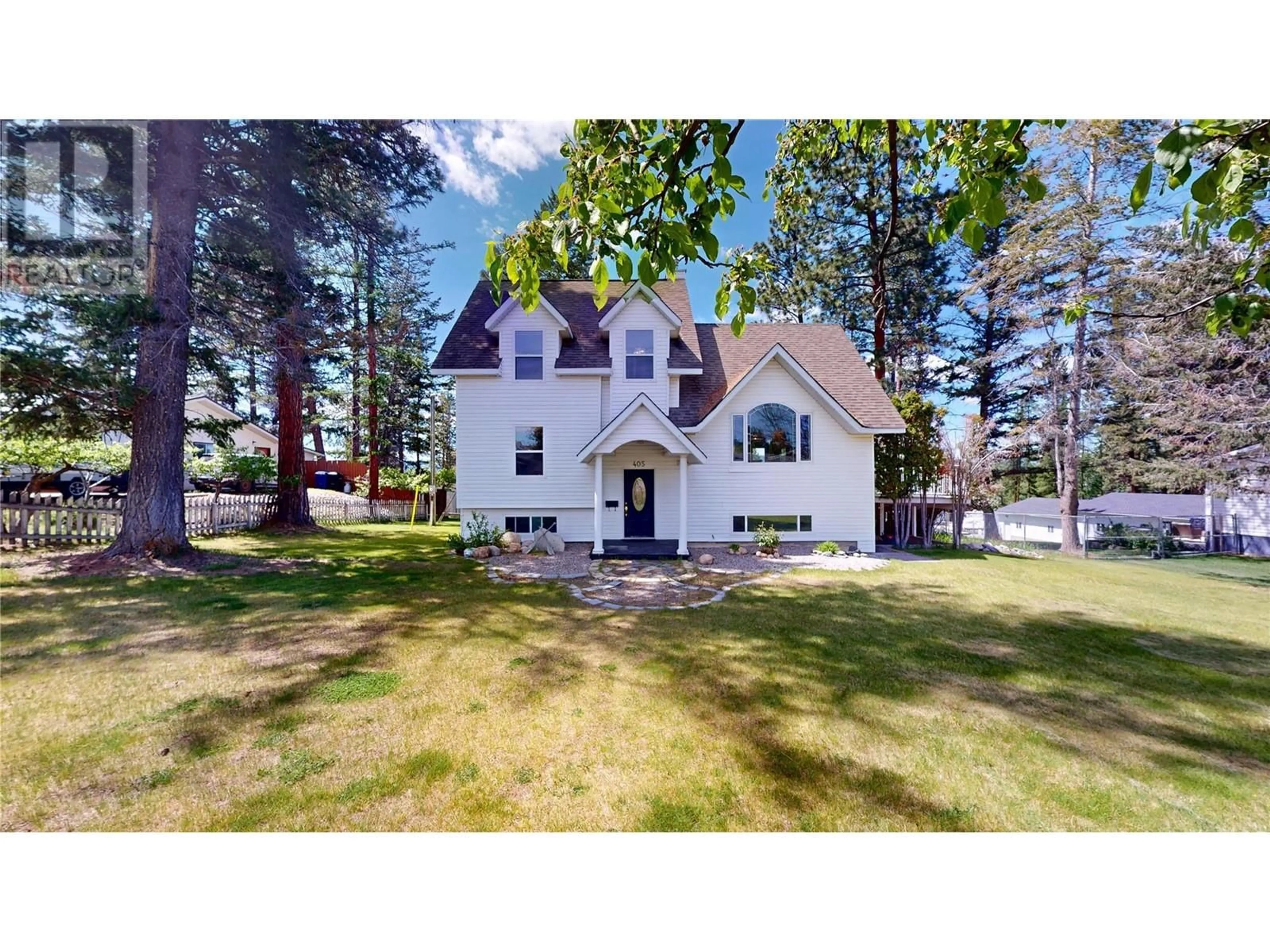 A pic from outside/outdoor area/front of a property/back of a property/a pic from drone, street for 405 30TH AVENUE SOUTH, Cranbrook British Columbia V1C3K8