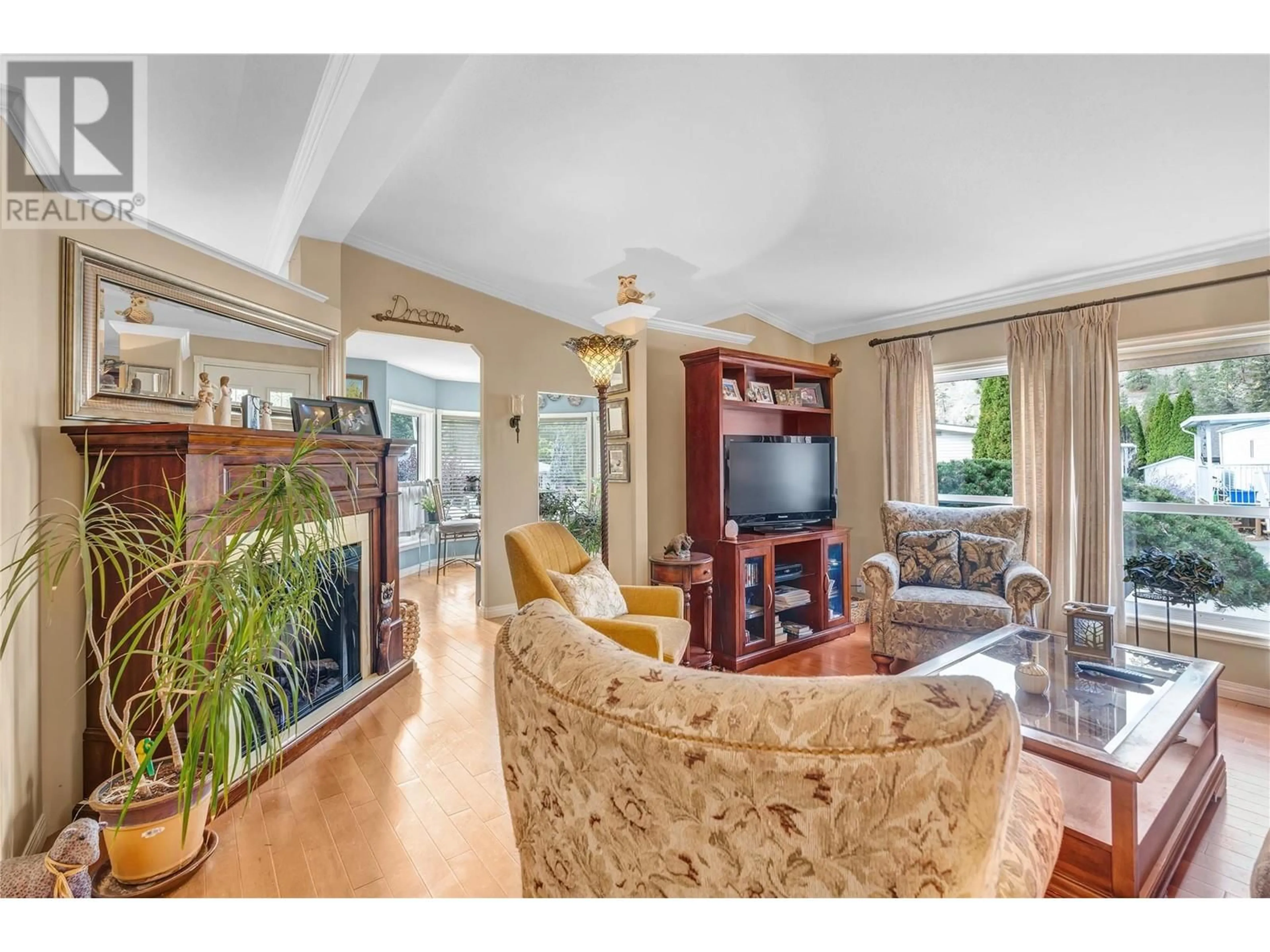 Living room with furniture, unknown for 55 - 1701 PENTICTON AVENUE, Penticton British Columbia V2A2N6