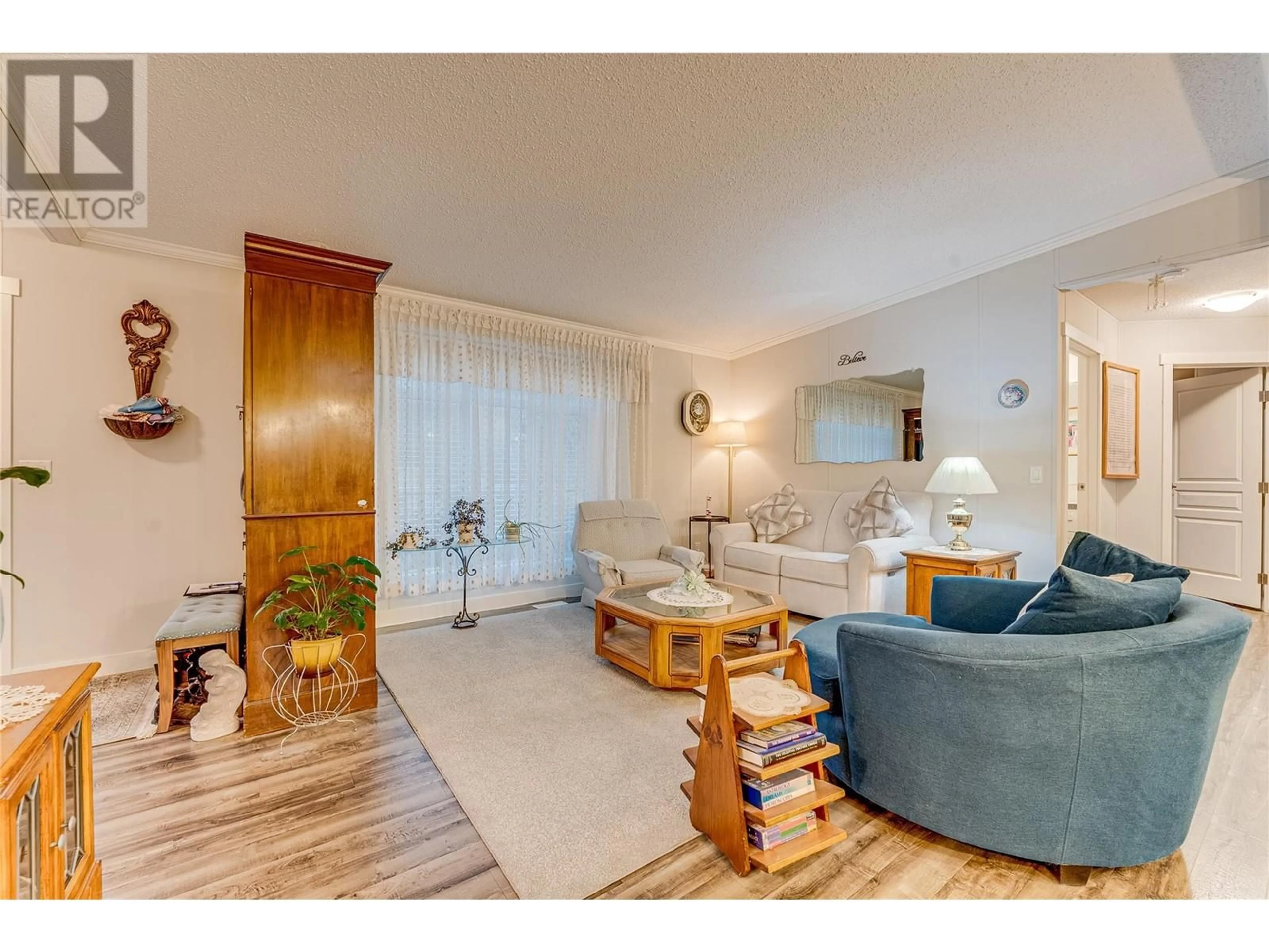 Living room with furniture, wood/laminate floor for 25 - 1600 43 AVENUE, Vernon British Columbia V1T9G6