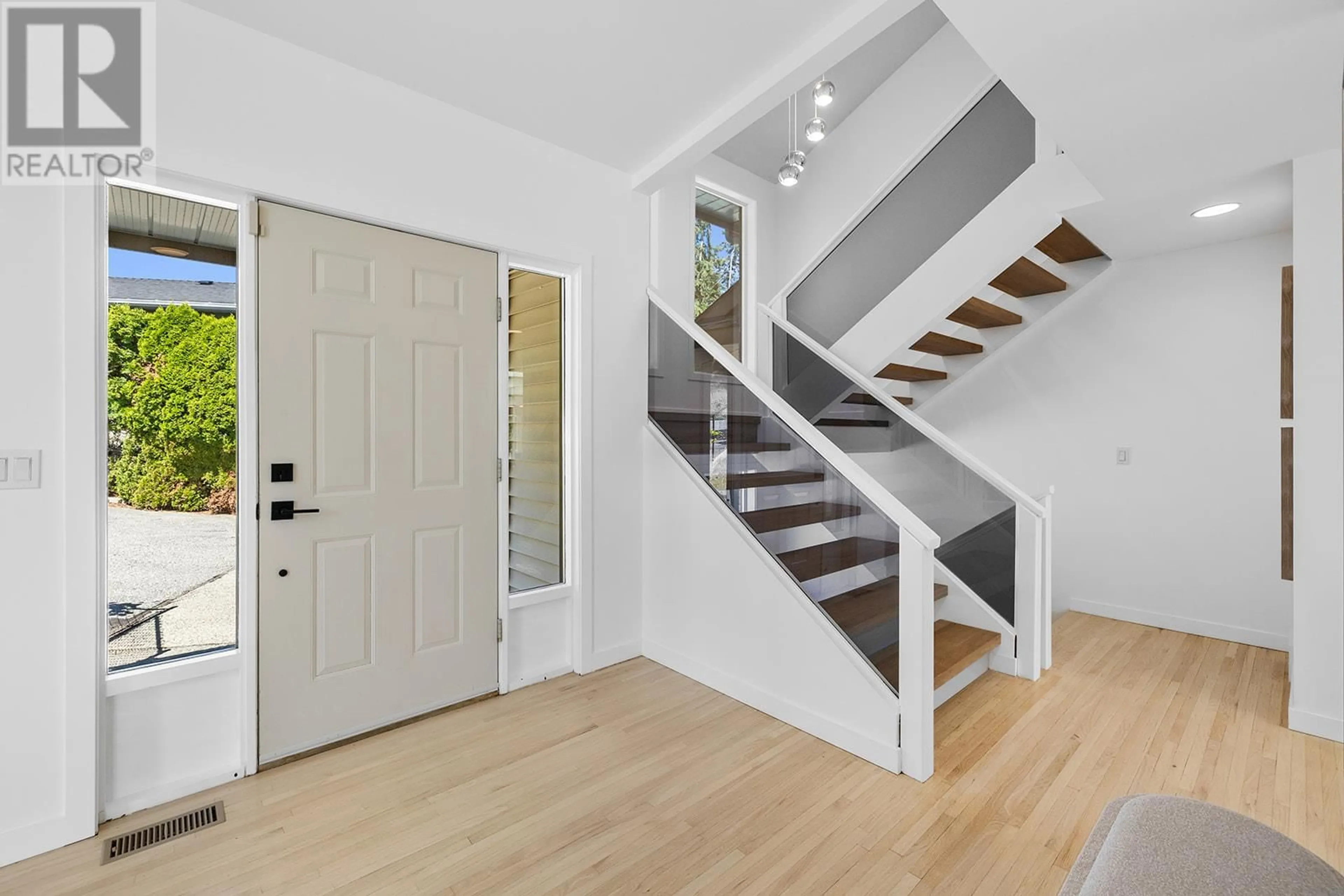 Indoor entryway for 1837 OLYMPUS WAY, West Kelowna British Columbia V1Z3H9
