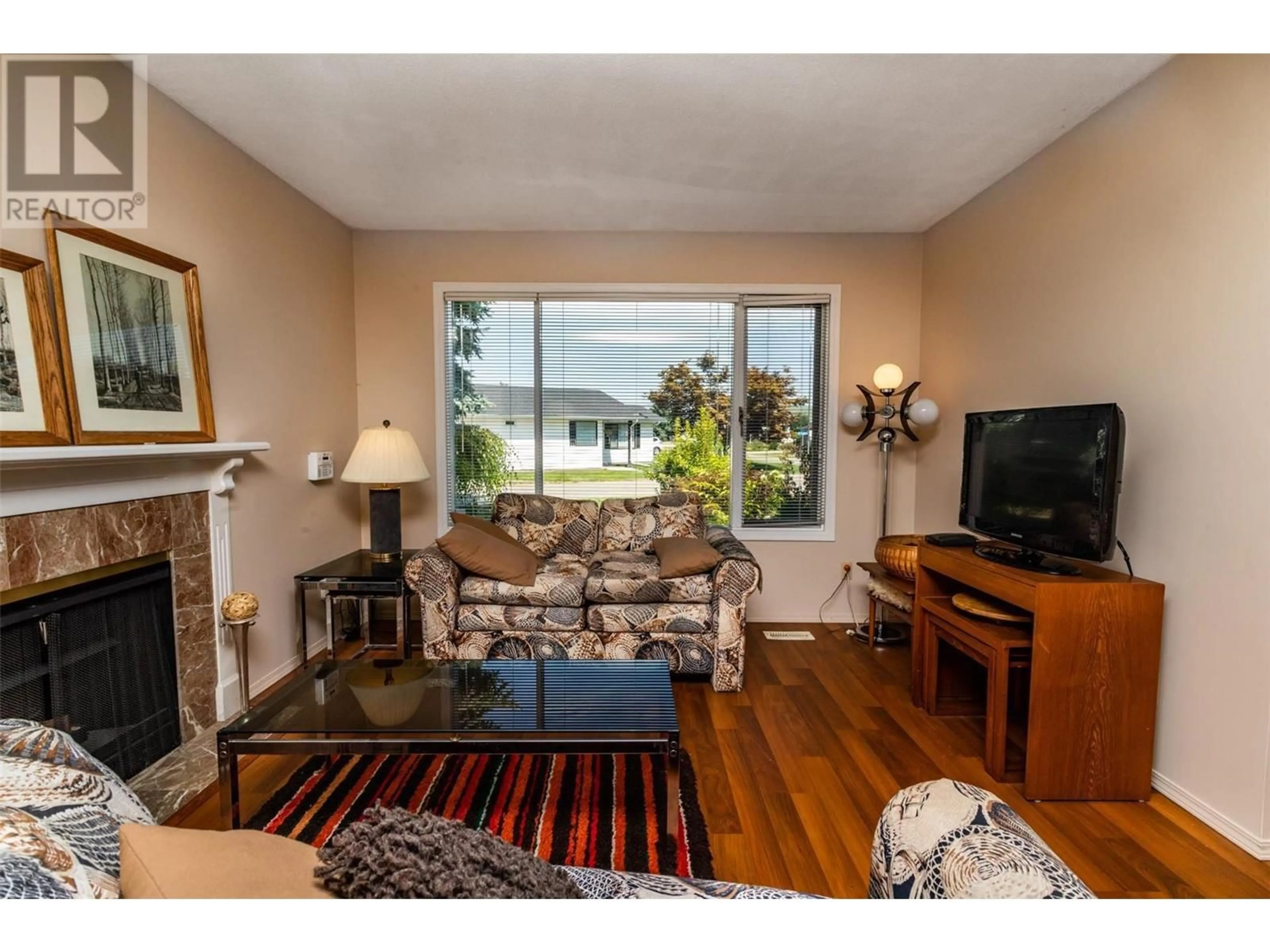 Living room with furniture, wood/laminate floor for 184 - 1255 RAYMER AVENUE, Kelowna British Columbia V1W3S3