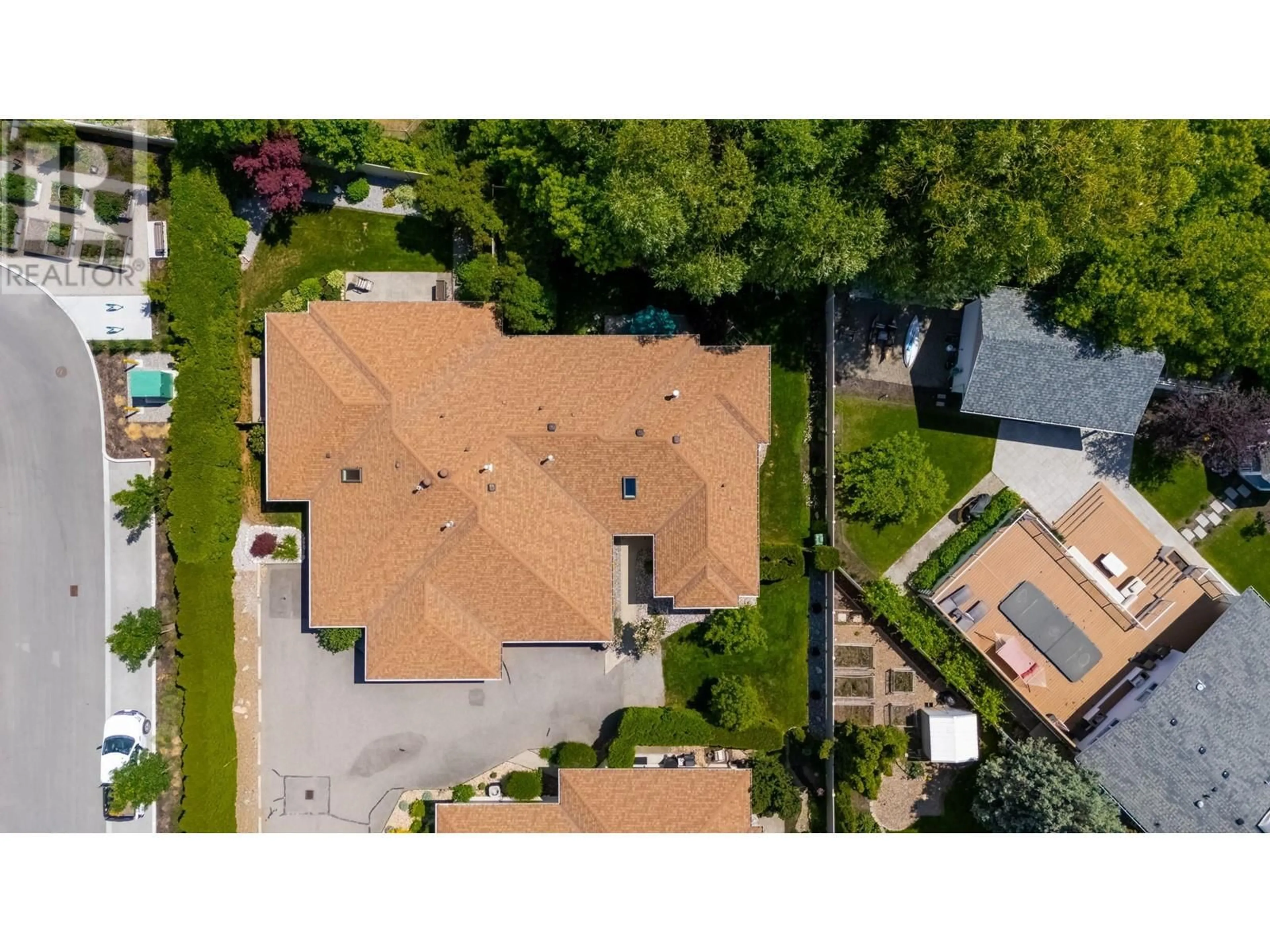 A pic from outside/outdoor area/front of a property/back of a property/a pic from drone, street for 2 - 4141 LAKESHORE ROAD, Kelowna British Columbia V1W1V8