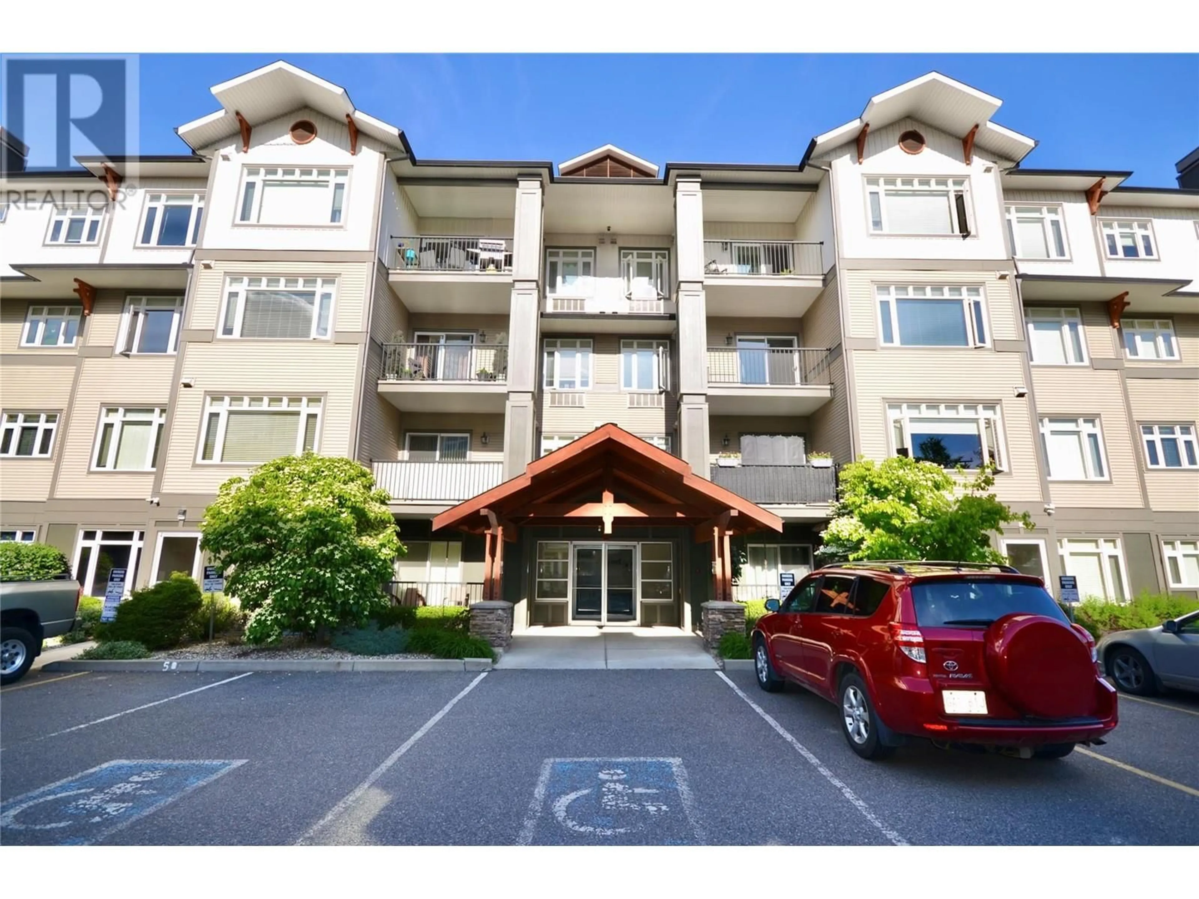 Indoor foyer for 201 - 3180 BEAVER LAKE ROAD, Lake Country British Columbia V4V2R5