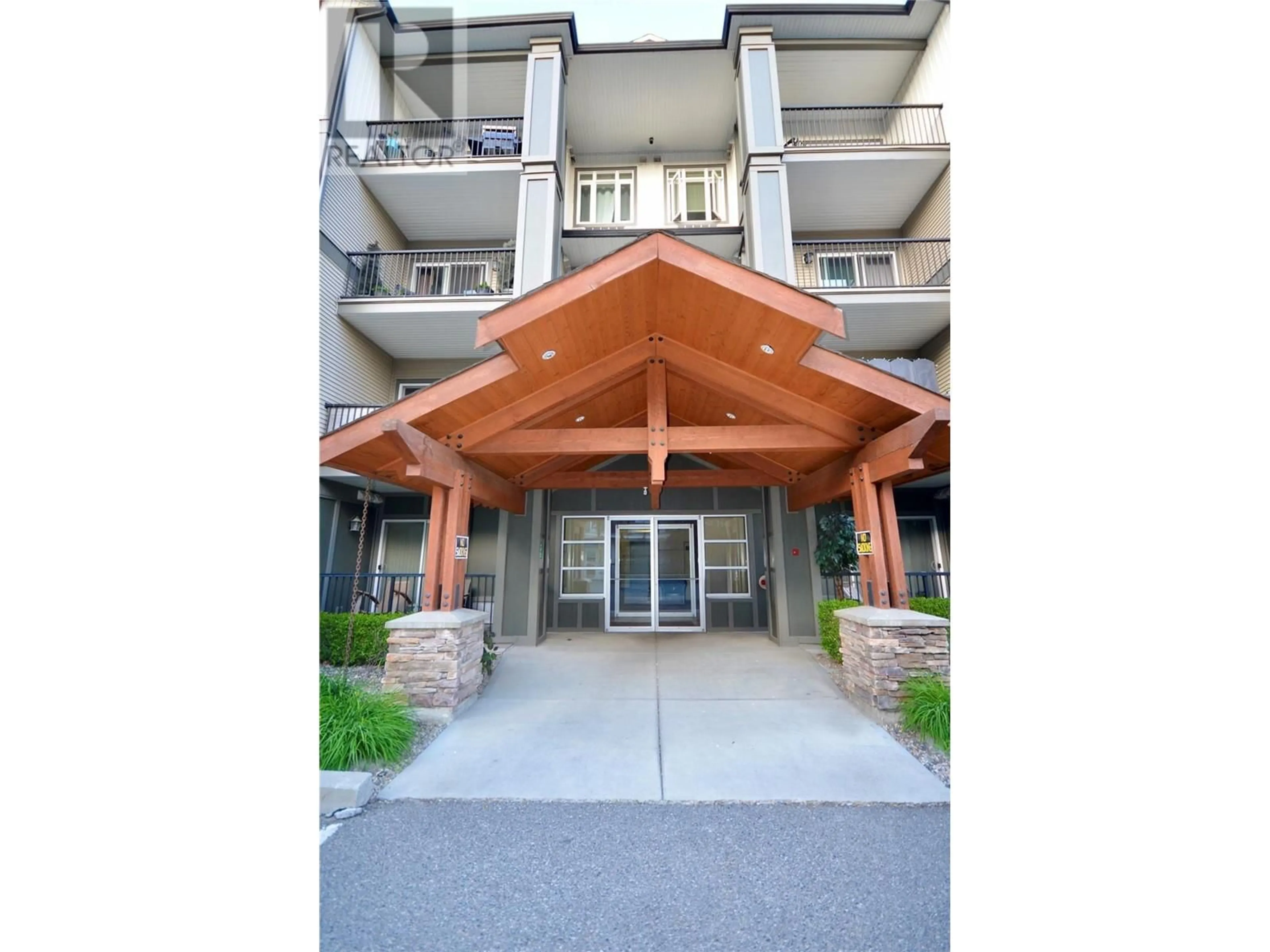 Indoor foyer for 201 - 3180 BEAVER LAKE ROAD, Lake Country British Columbia V4V2R5