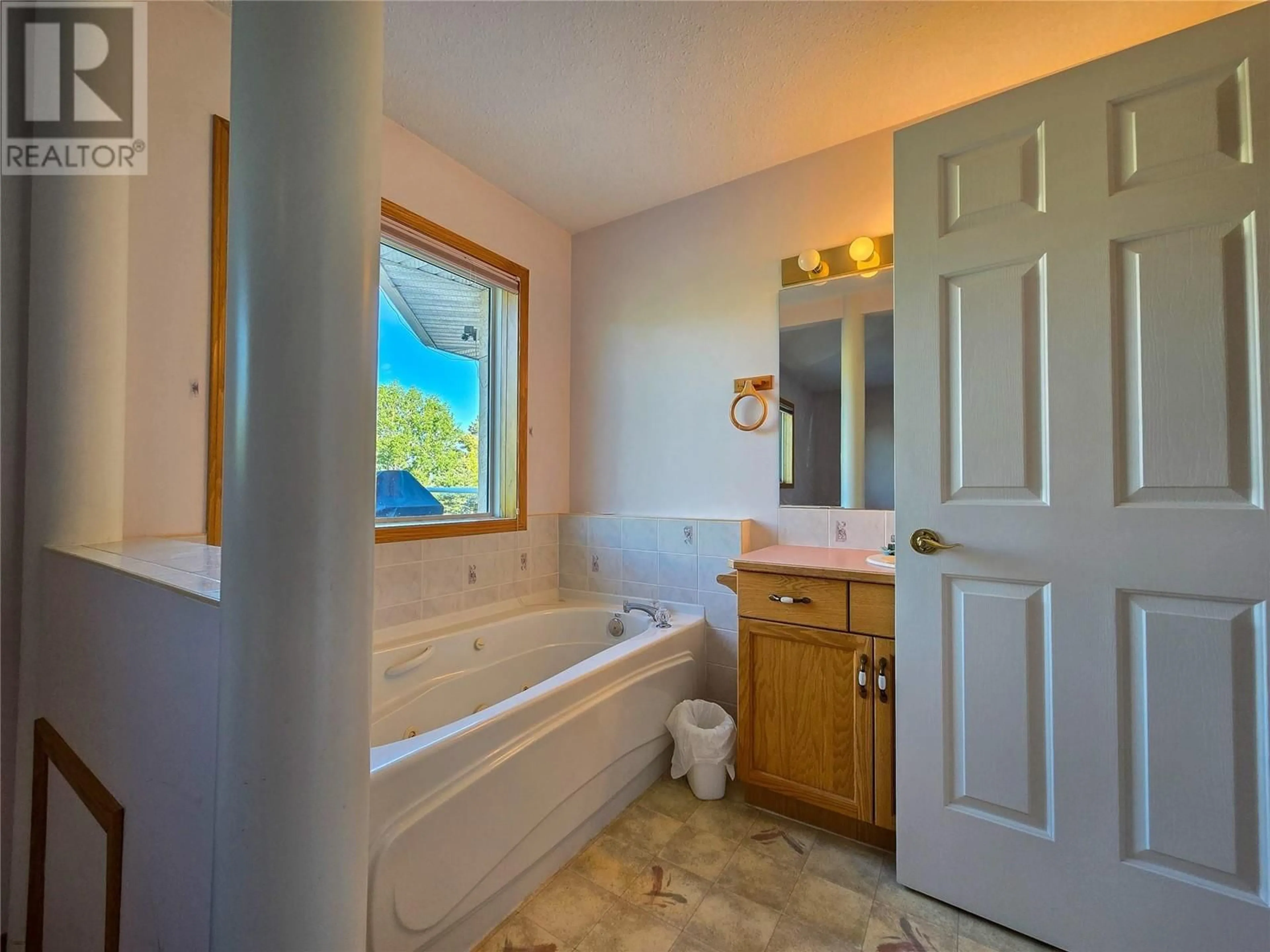 Standard bathroom, ceramic/tile floor for 817 12TH AVENUE, Invermere British Columbia V0A1K0