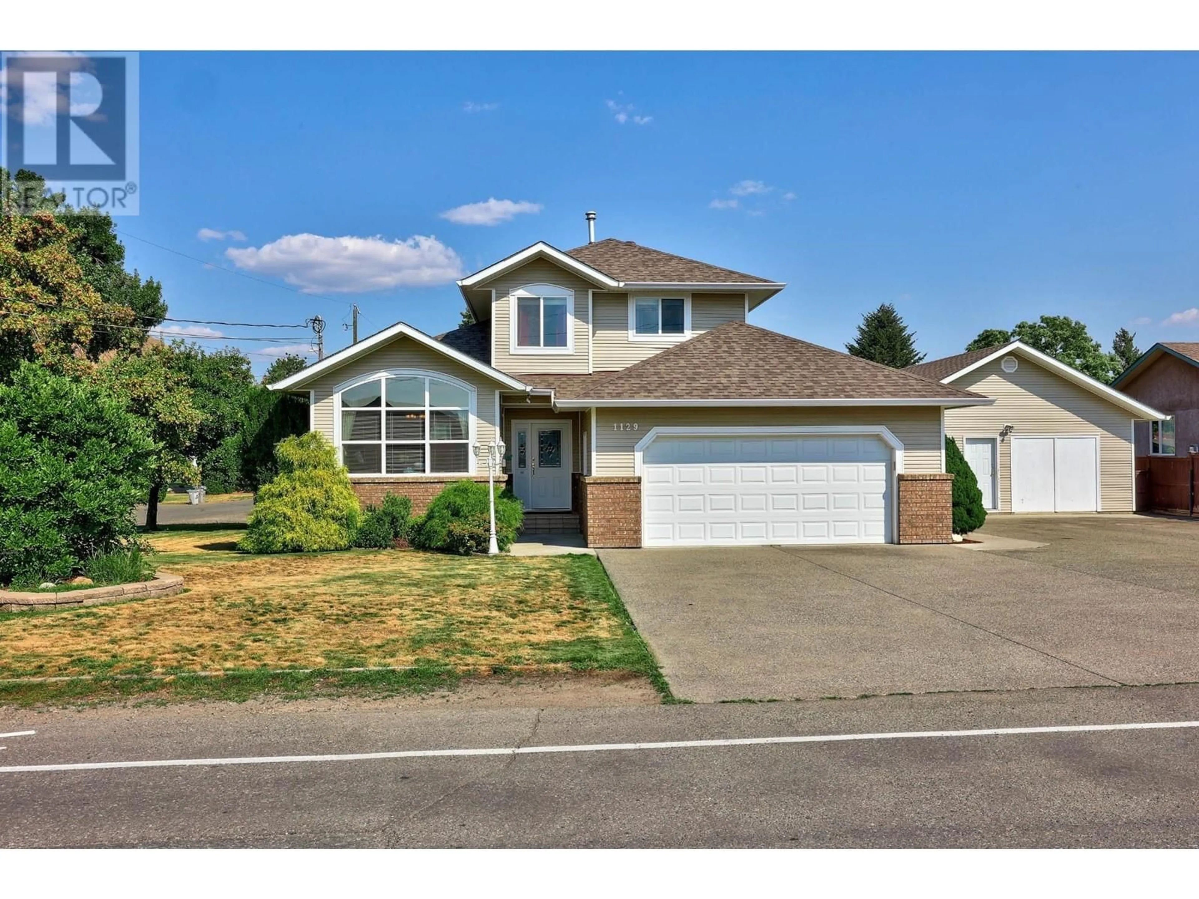 Home with vinyl exterior material, street for 1129 CRESTLINE STREET, Kamloops British Columbia V2B5Y5