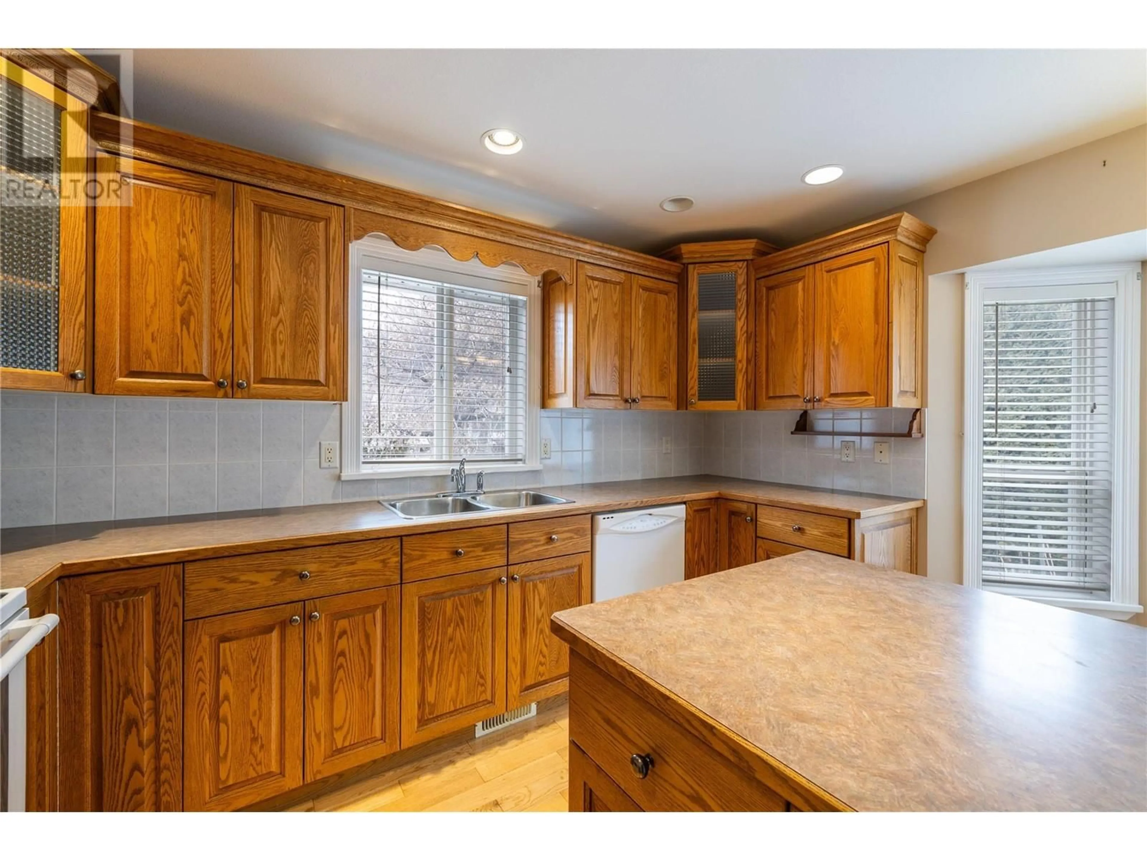 Open concept kitchen, unknown for 1129 CRESTLINE STREET, Kamloops British Columbia V2B5Y5