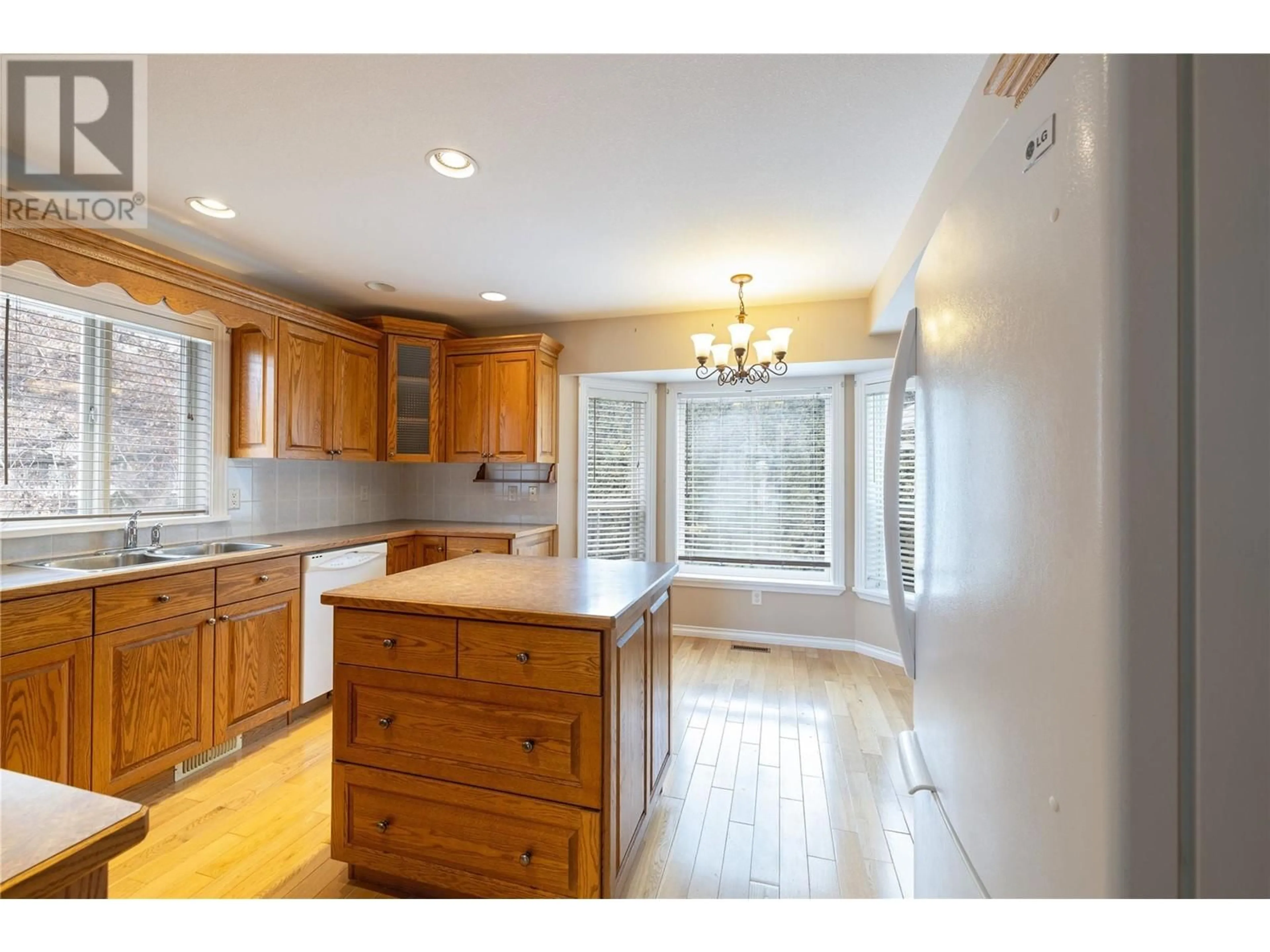 Open concept kitchen, unknown for 1129 CRESTLINE STREET, Kamloops British Columbia V2B5Y5