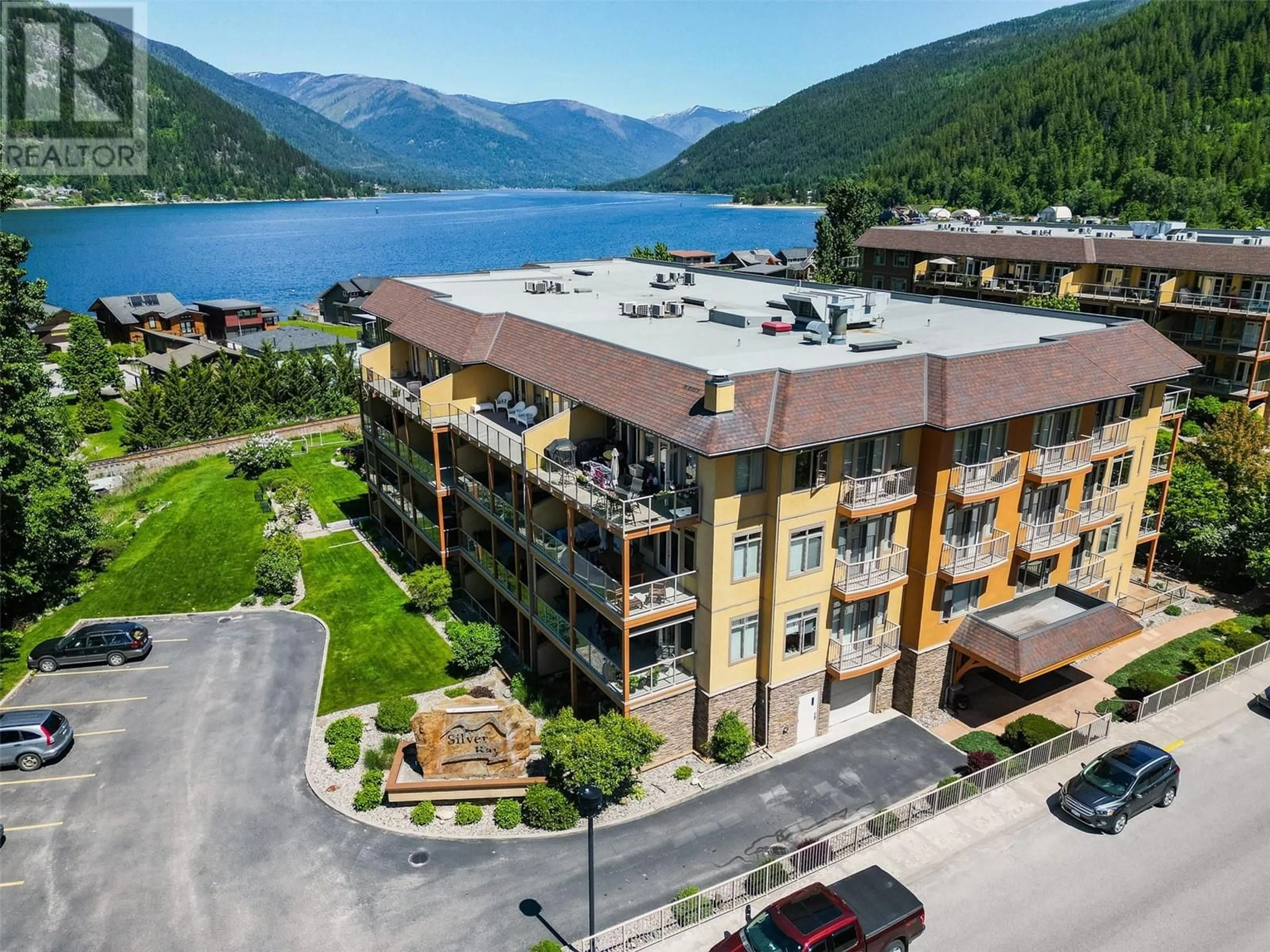 A pic from outside/outdoor area/front of a property/back of a property/a pic from drone, water/lake/river/ocean view for 402 - 807 RADIO AVENUE, Nelson British Columbia V1L3L2