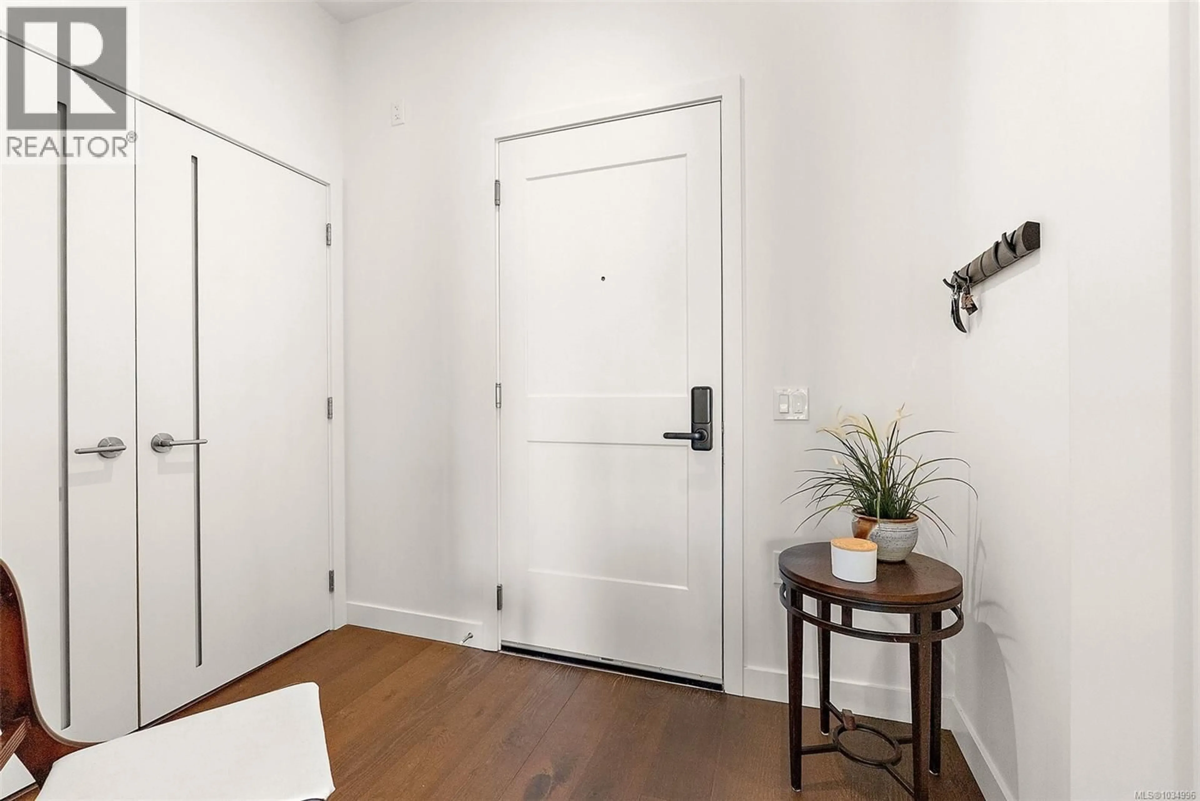 Indoor entryway for 203 - 9570 FIFTH STREET, Sidney British Columbia V8L2W5