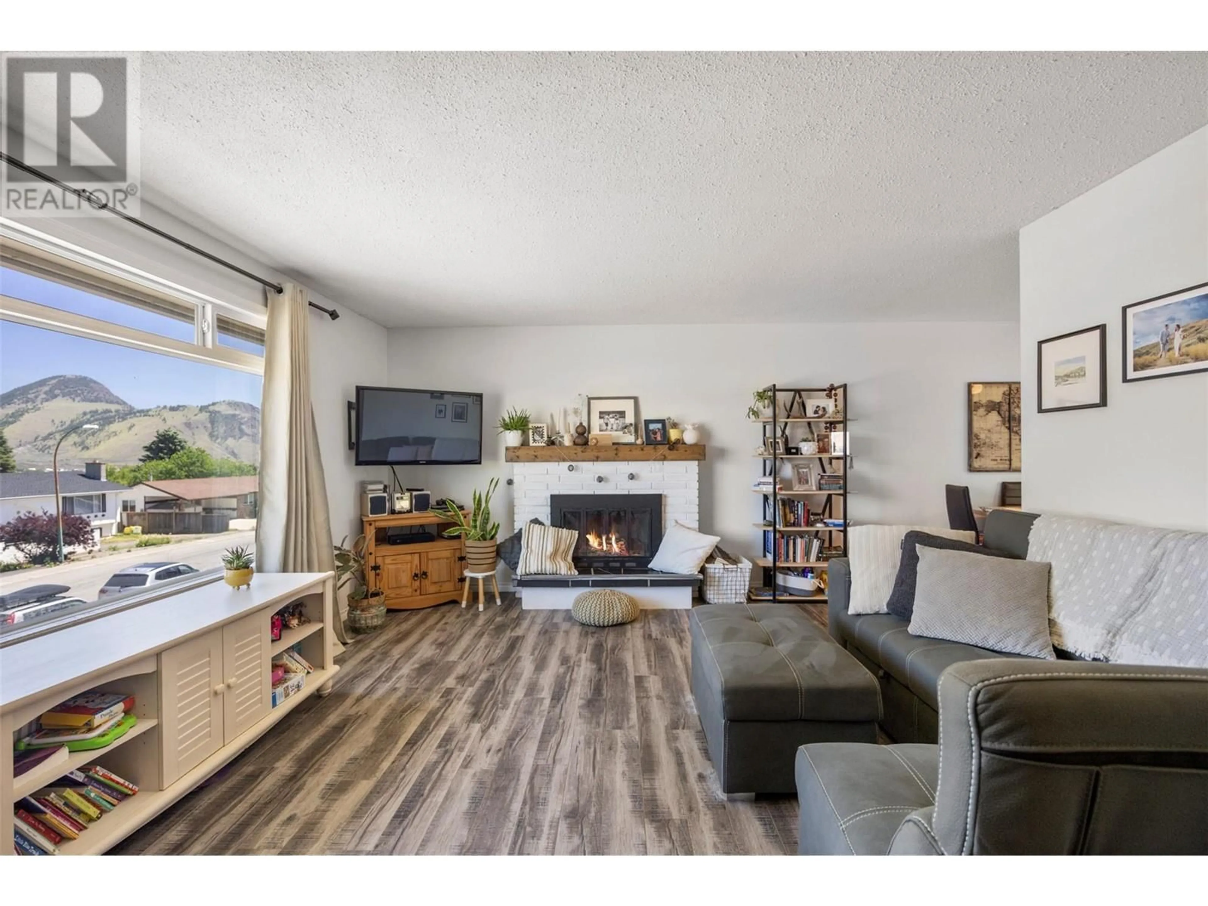 Living room with furniture, wood/laminate floor for 1579 SOUTHVIEW TERRACE, Kamloops British Columbia V2B7R3