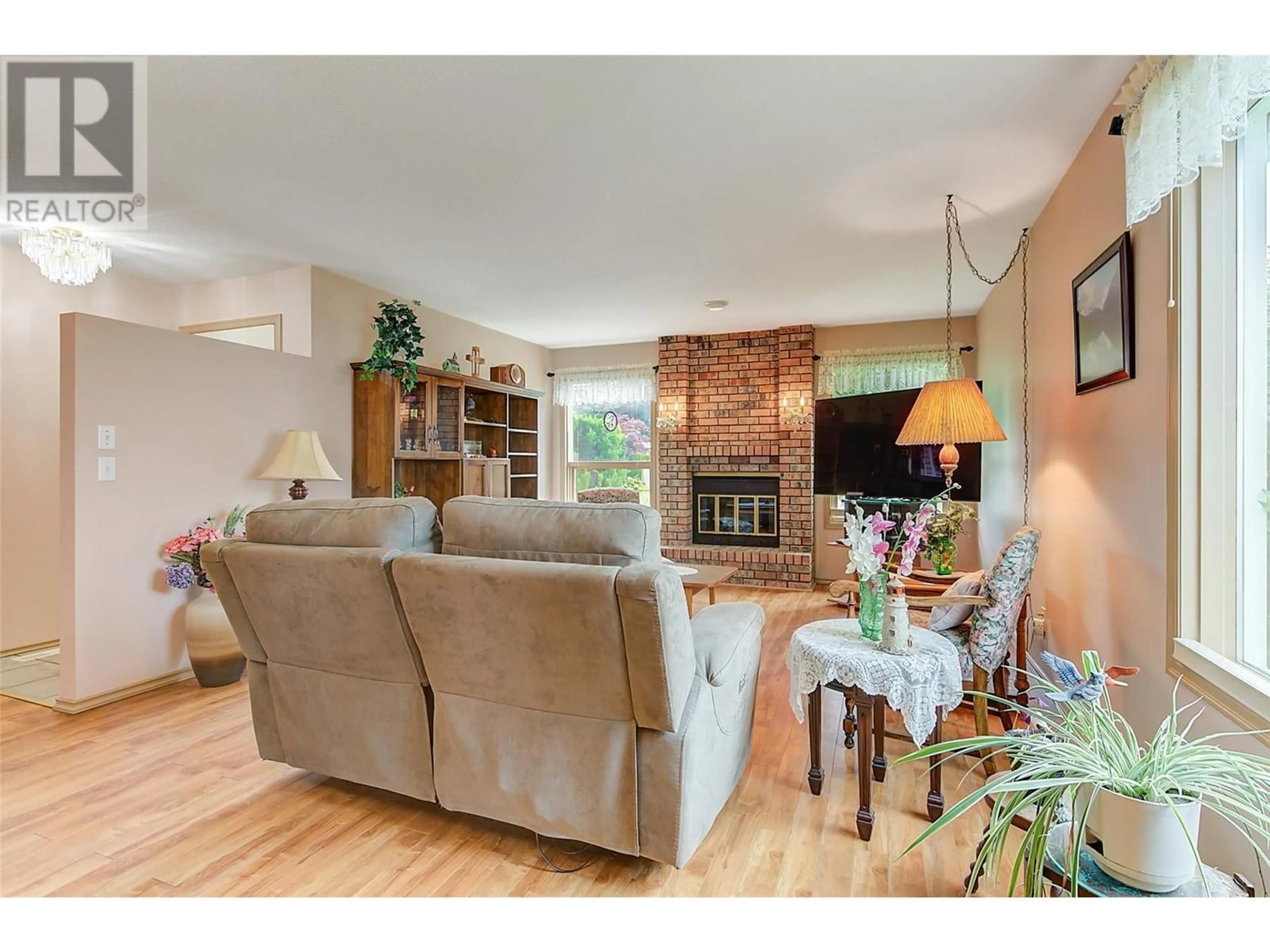 Living room with furniture, wood/laminate floor for 37 - 1101 CAMERON AVENUE, Kelowna British Columbia V1Y8V8